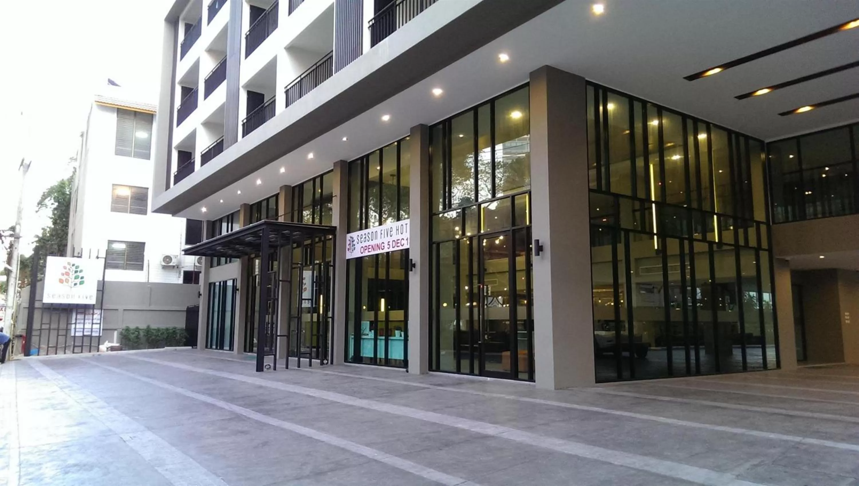 Facade/entrance in Season Five Hotel