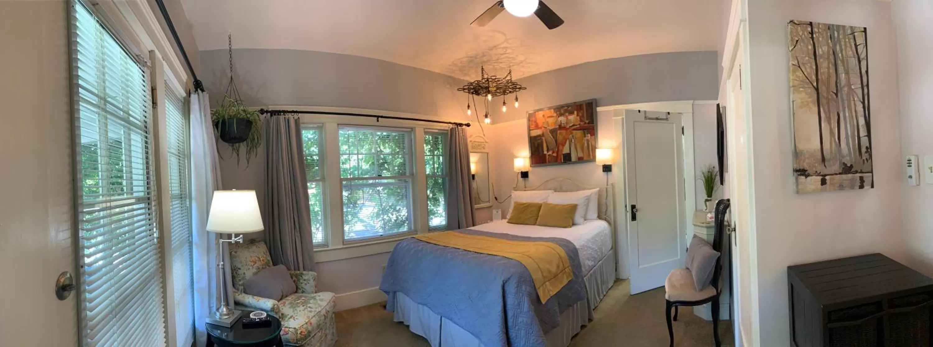 Bed in Bayberry Inn B&B and Oregon Wellness Retreat