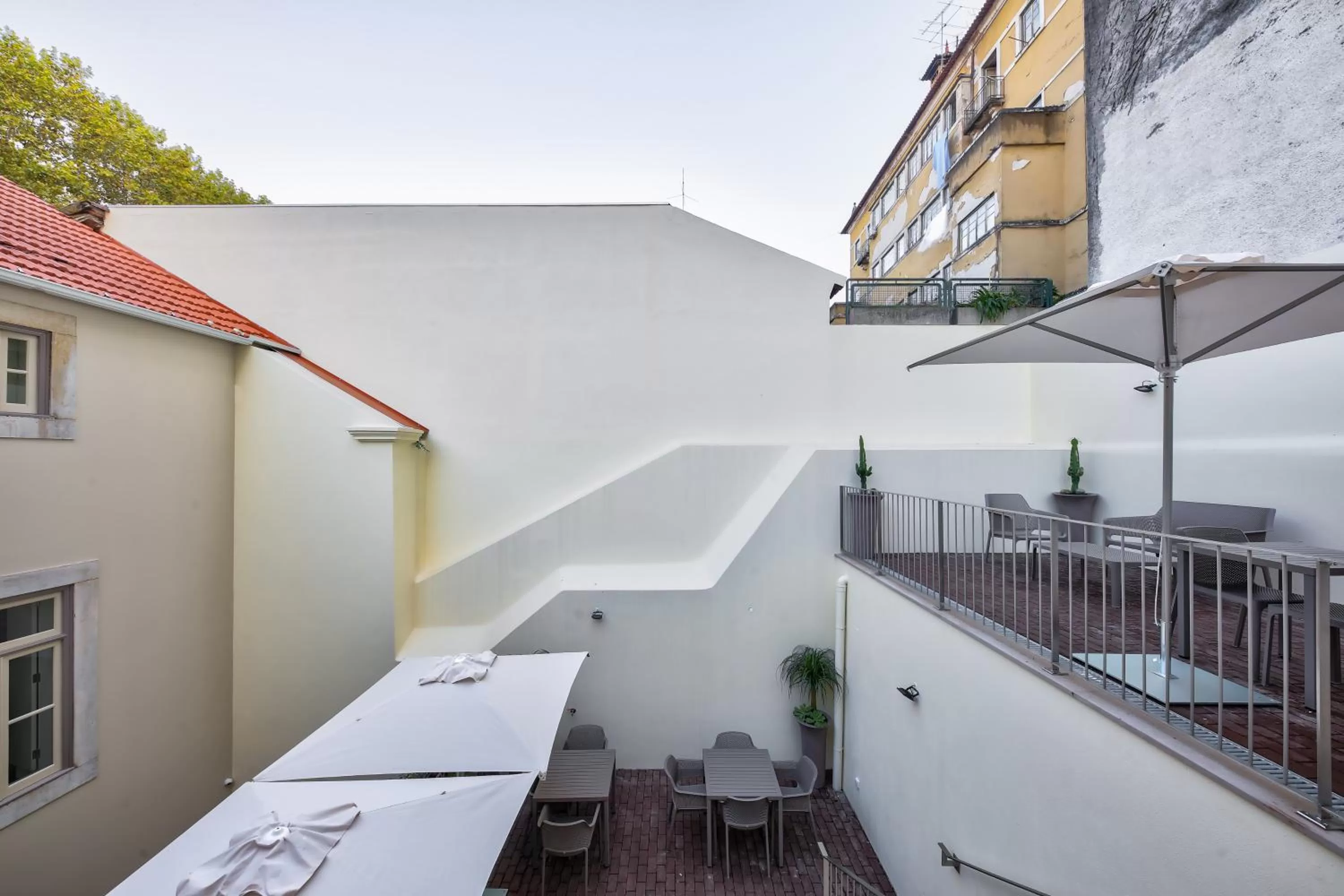 Property building in Avenue Garden