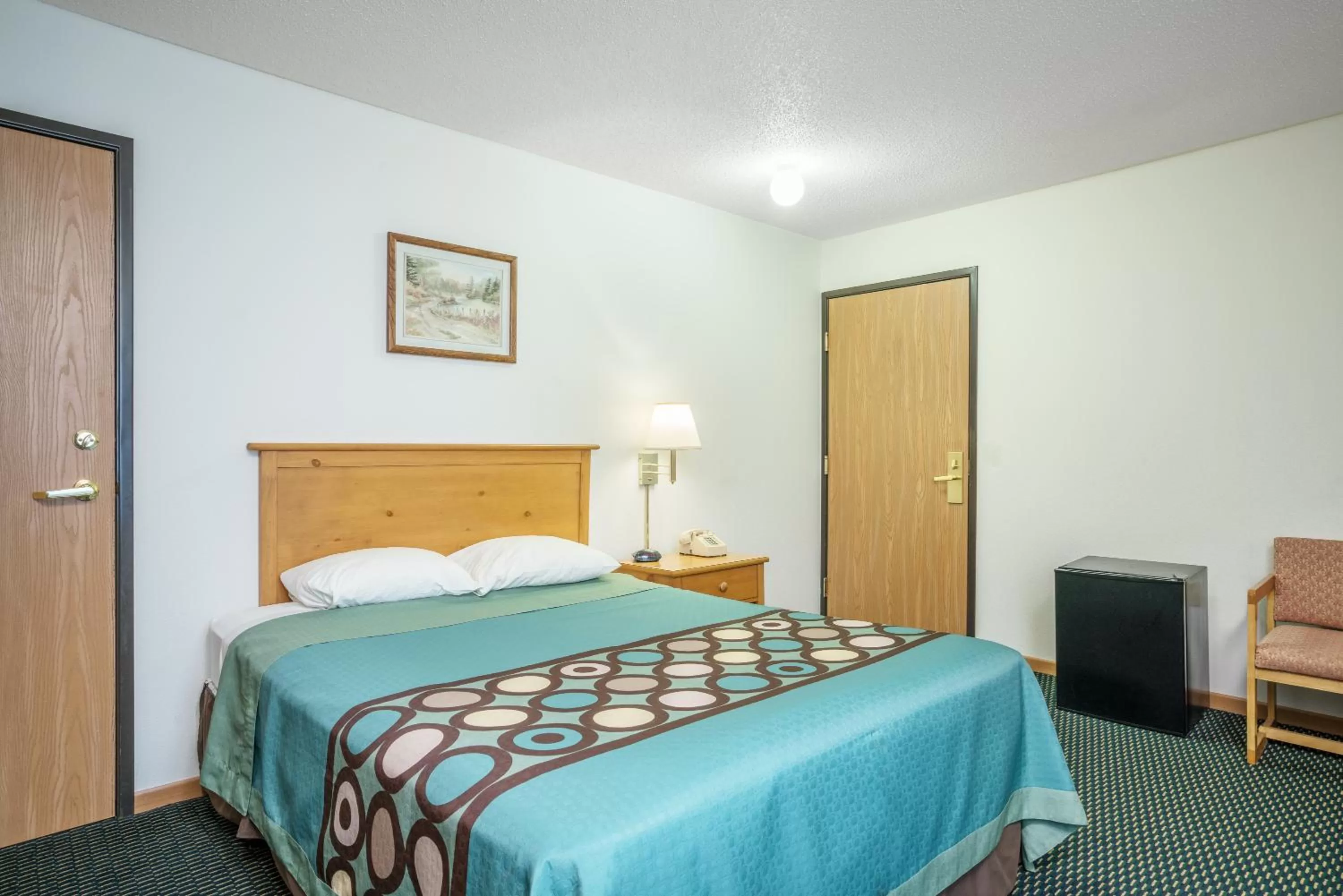 Photo of the whole room, Bed in Super 8 by Wyndham Phillips