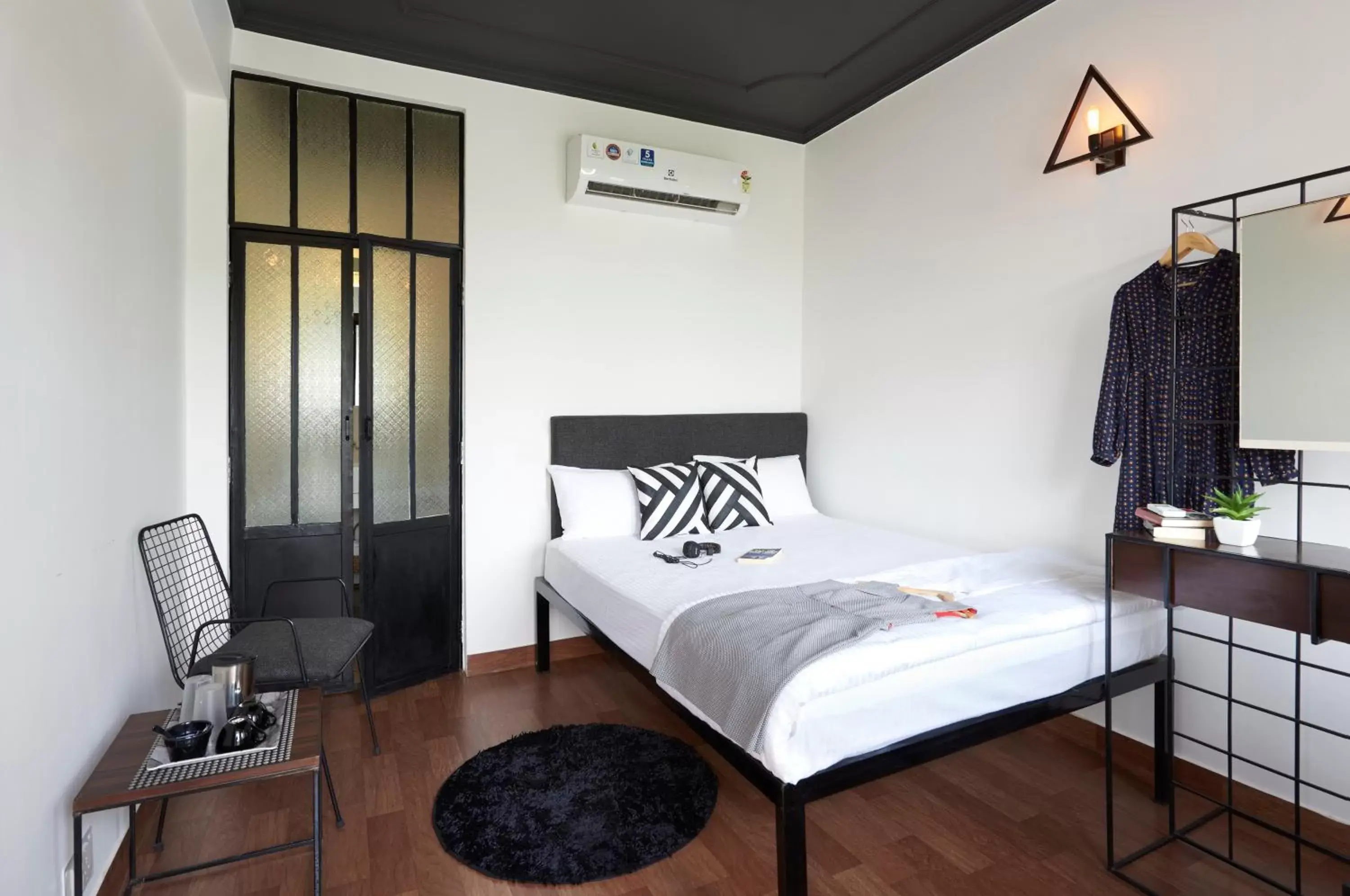 Queen Room in LetsBunk Poshtel & Suites Queen Room in LetsBunk Poshtel & Suites