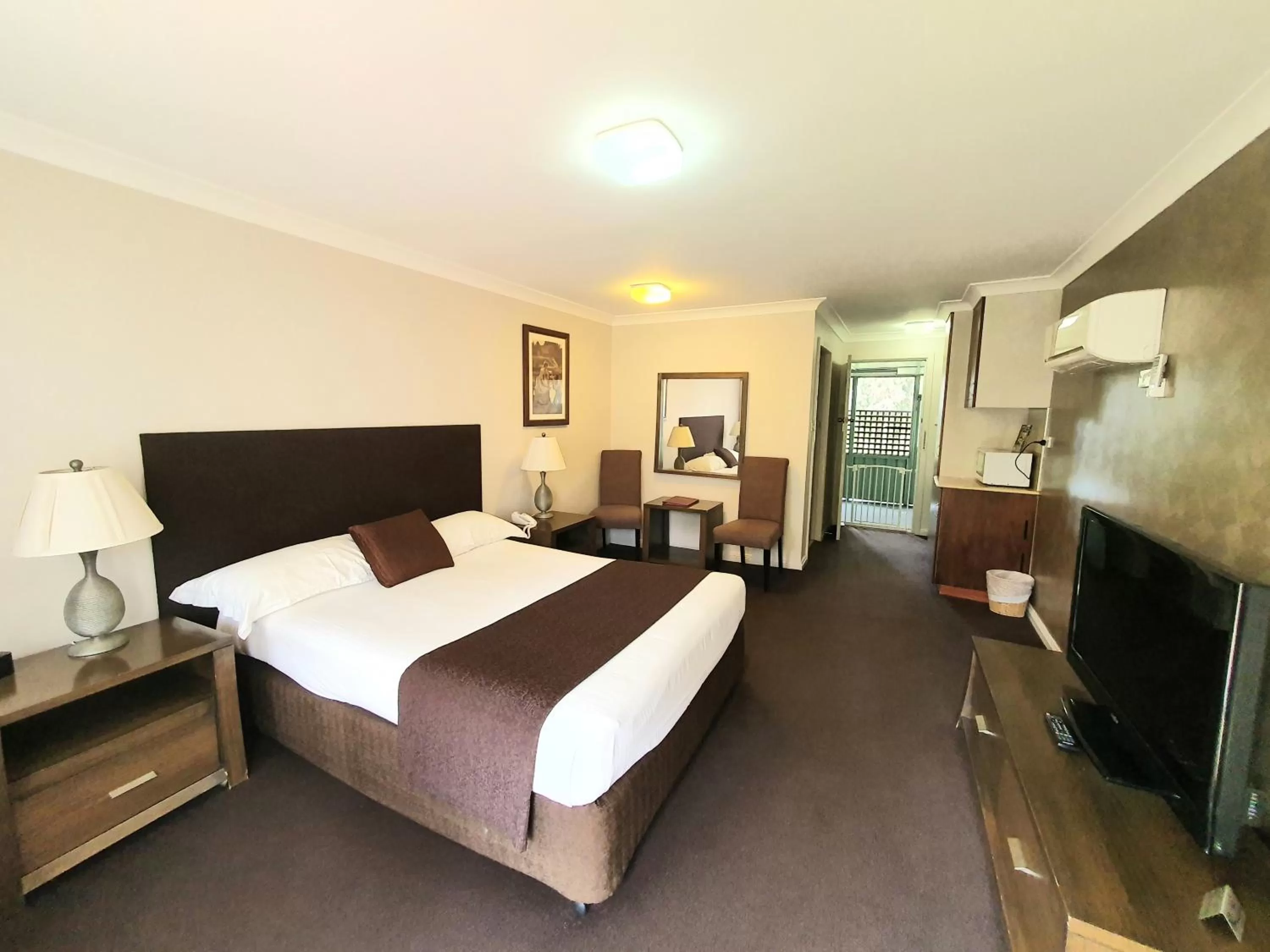 Photo of the whole room, Bed in The Aston Motel Tamworth