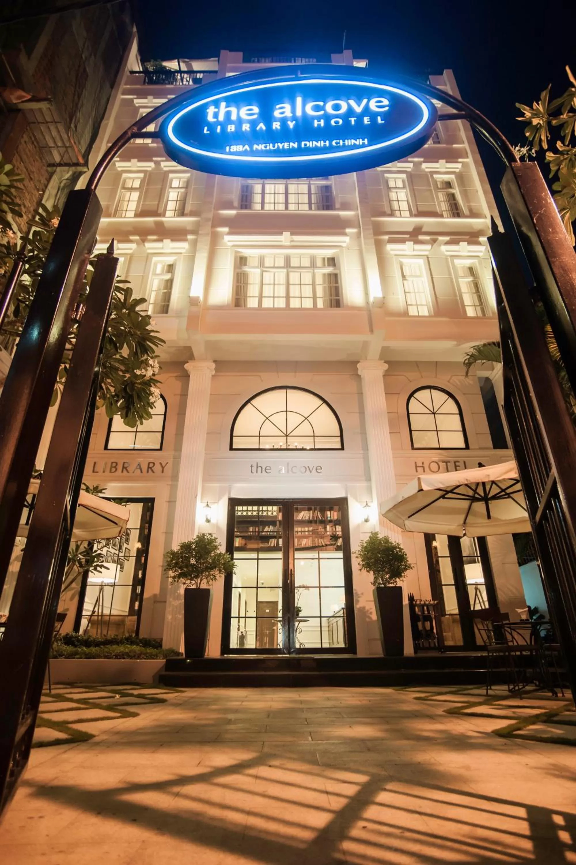 Facade/entrance in The Alcove Library Hotel