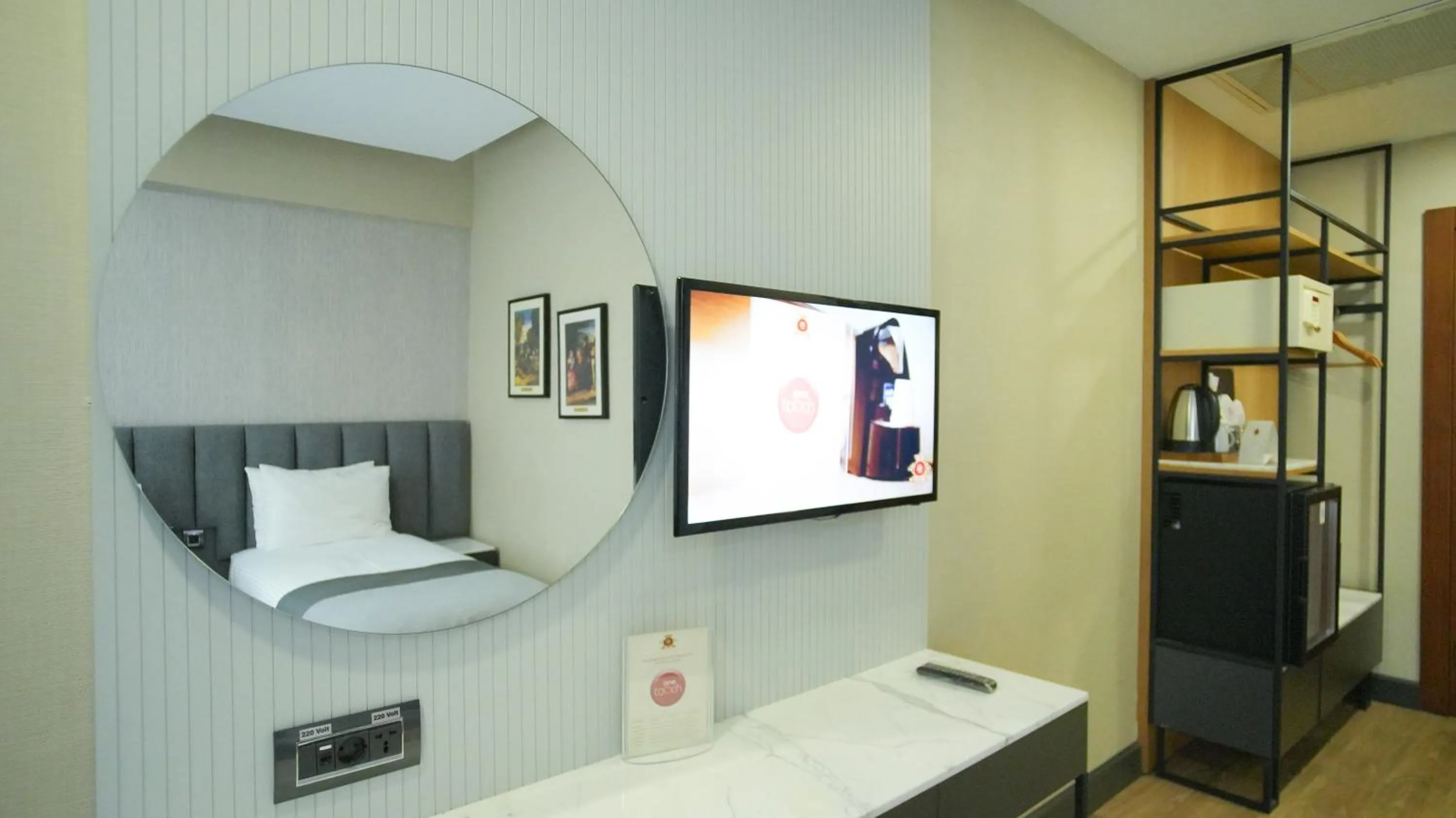TV and multimedia in Dosso Dossi Hotels Old City