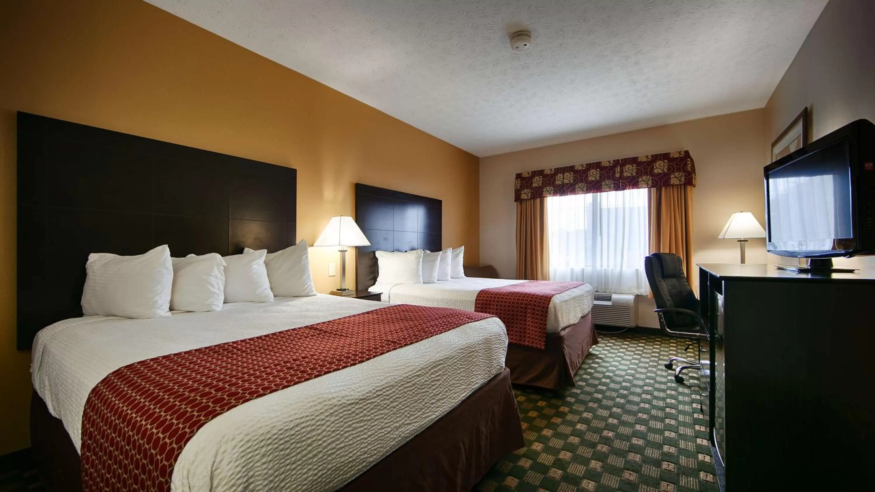 Queen Room with Two Queen Beds - Smoking in Best Western Paris Inn