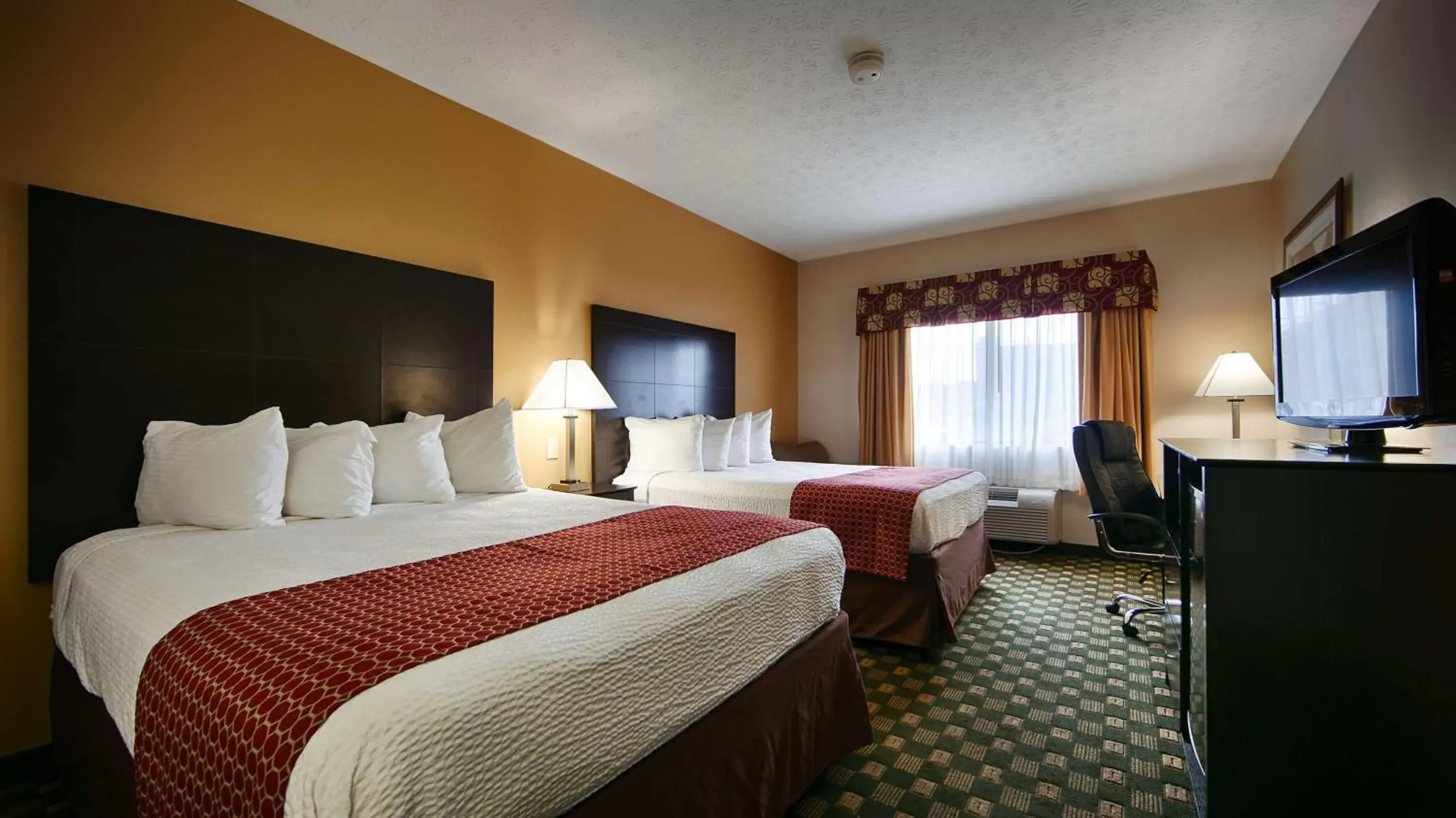 Queen Room with Two Queen Beds - Smoking in Best Western Paris Inn Queen Room with Two Queen Beds - Smoking in Best Western Paris Inn