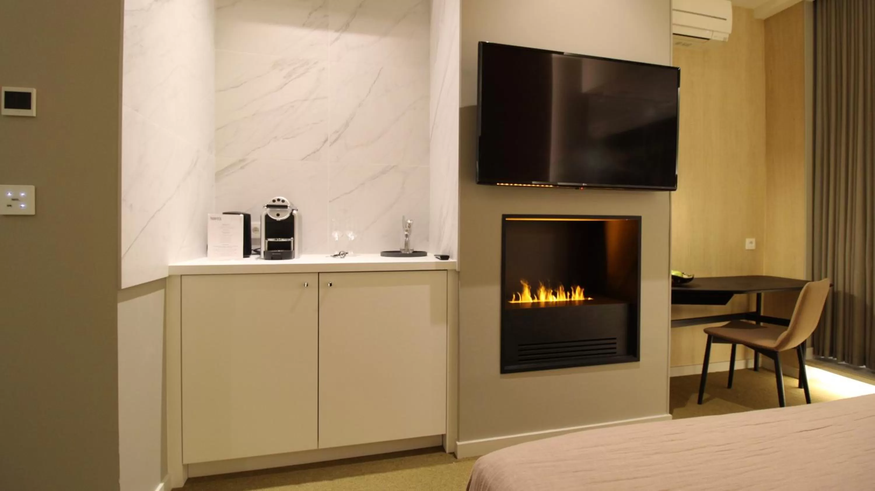 Communal lounge/ TV room, TV/Entertainment Center in MiHotel Sala