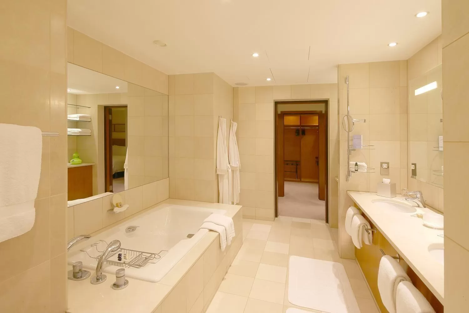 Hot Tub in Canary Riverside Plaza Hotel