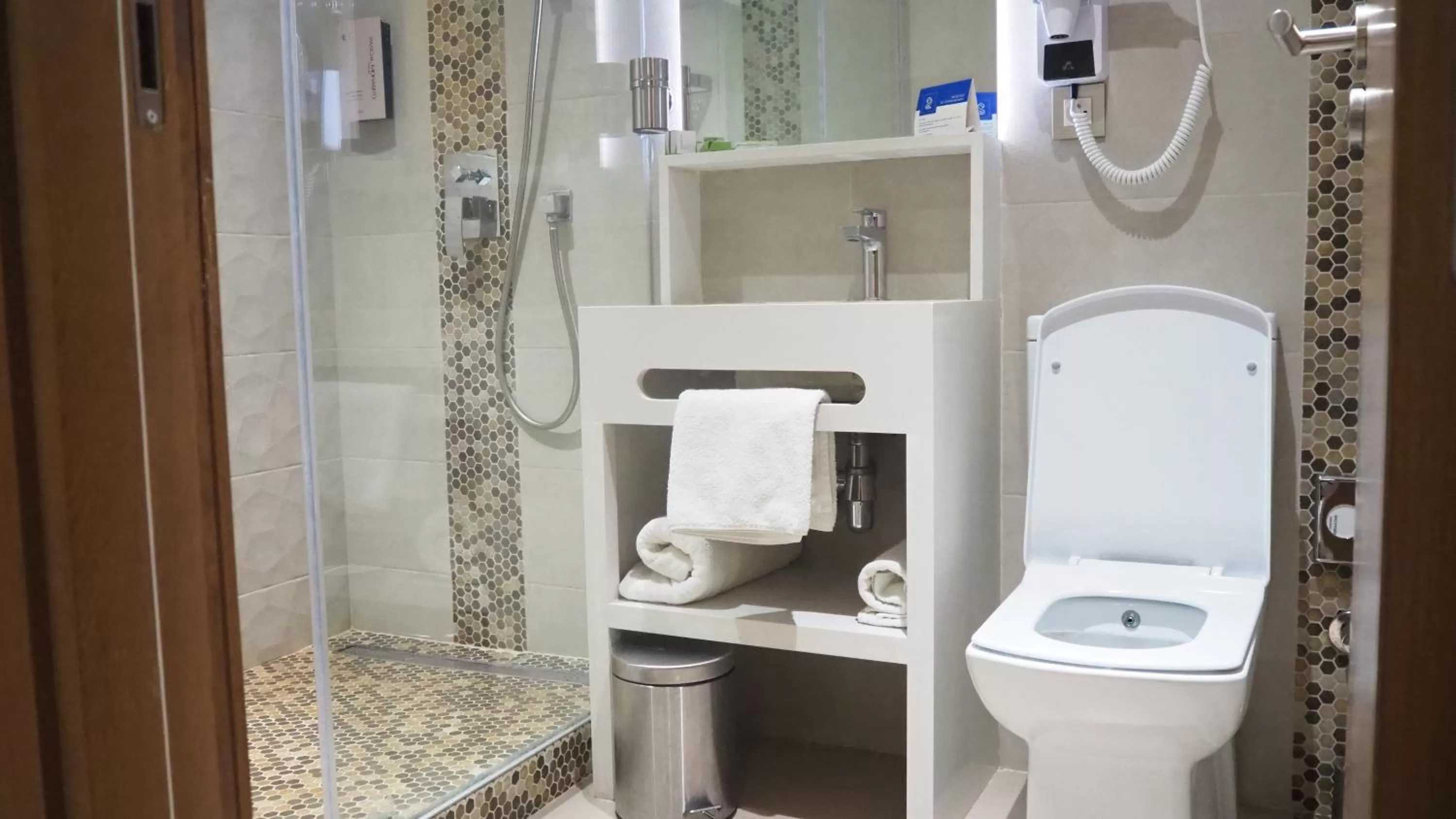 Shower in Le 22 Appart'Hotel