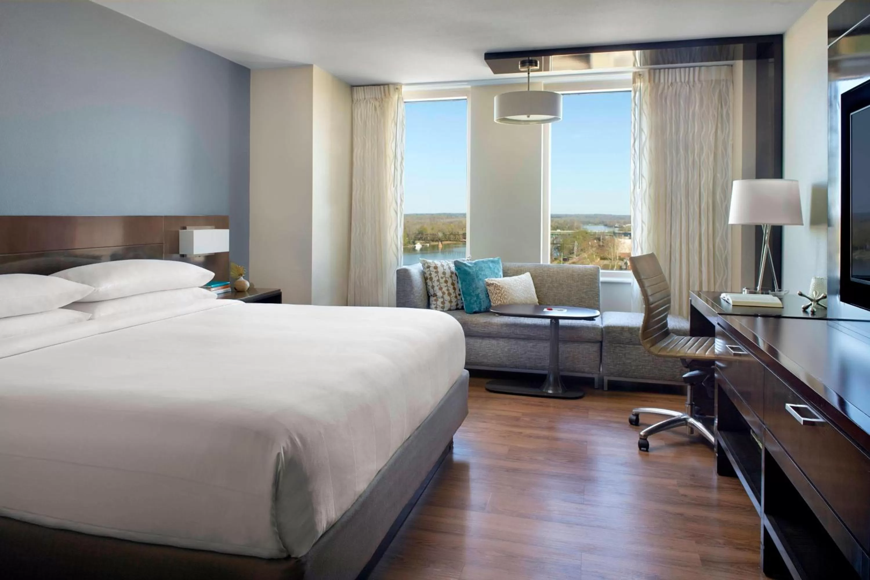 Photo of the whole room, Bed in Augusta Marriott at the Convention Center