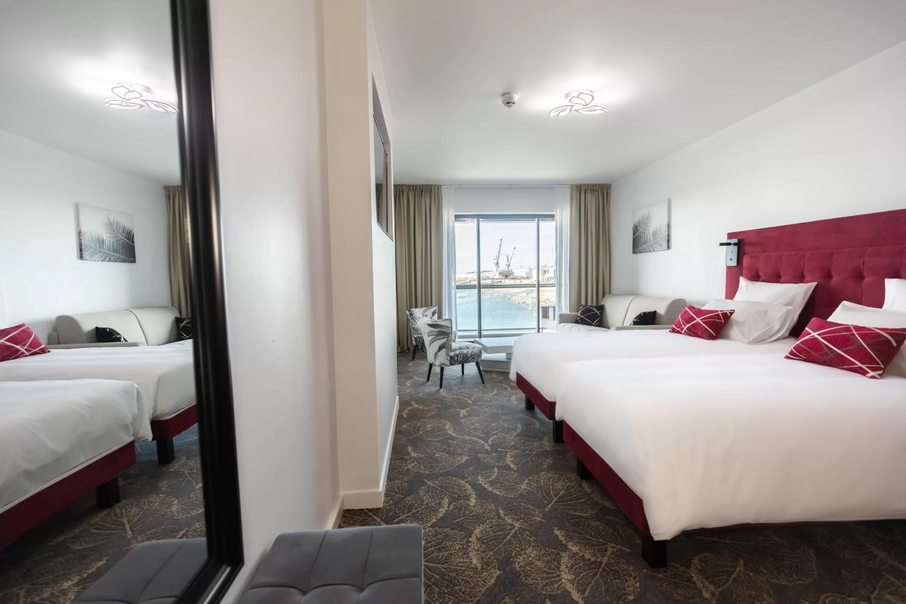 Bedroom, Bed in Le Barracuda & Spa, Centre Port, pieds dans l'eau, vue mer