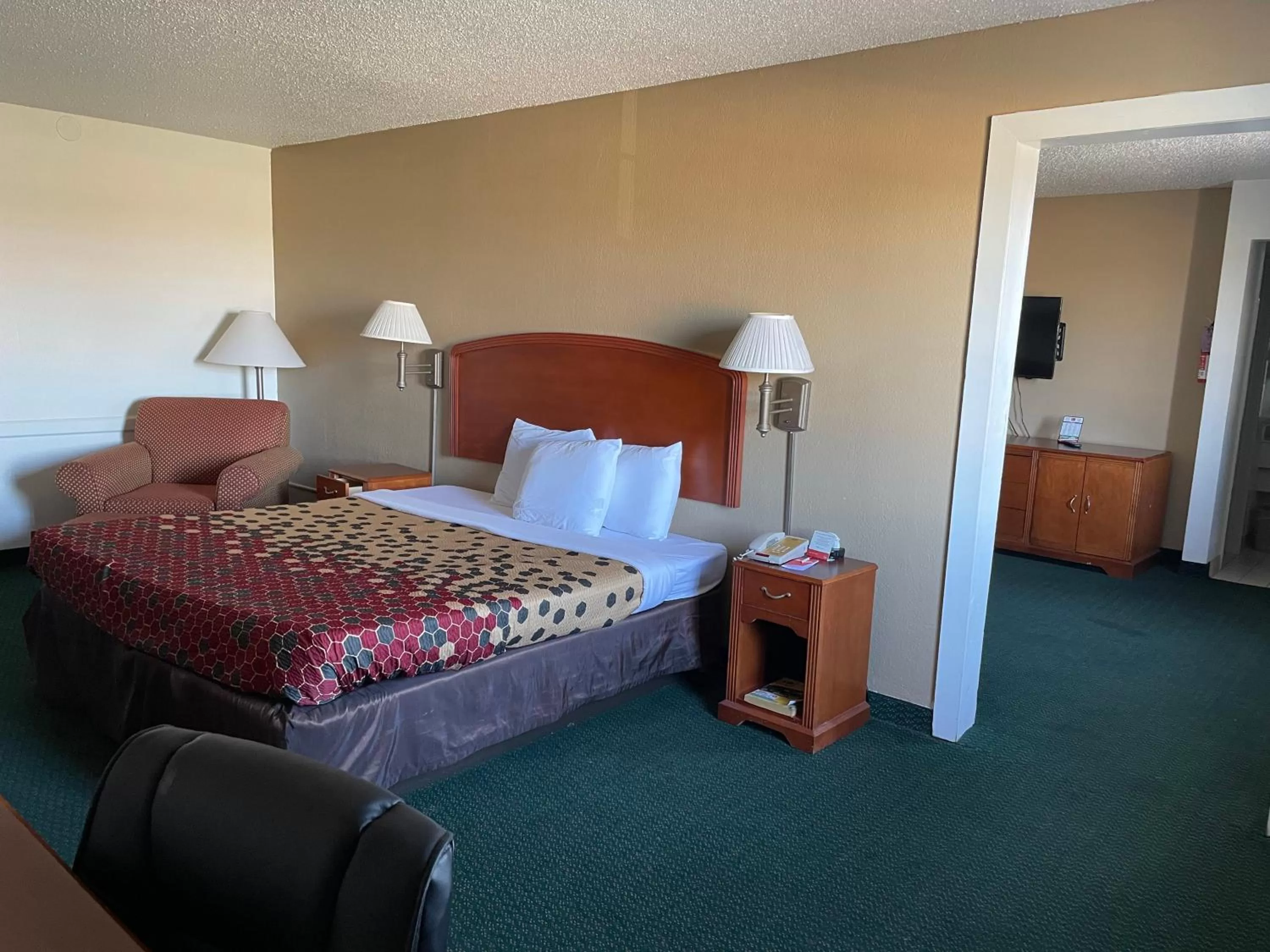 Bedroom, Bed in Econo Lodge Kalamazoo near Wings Stadium