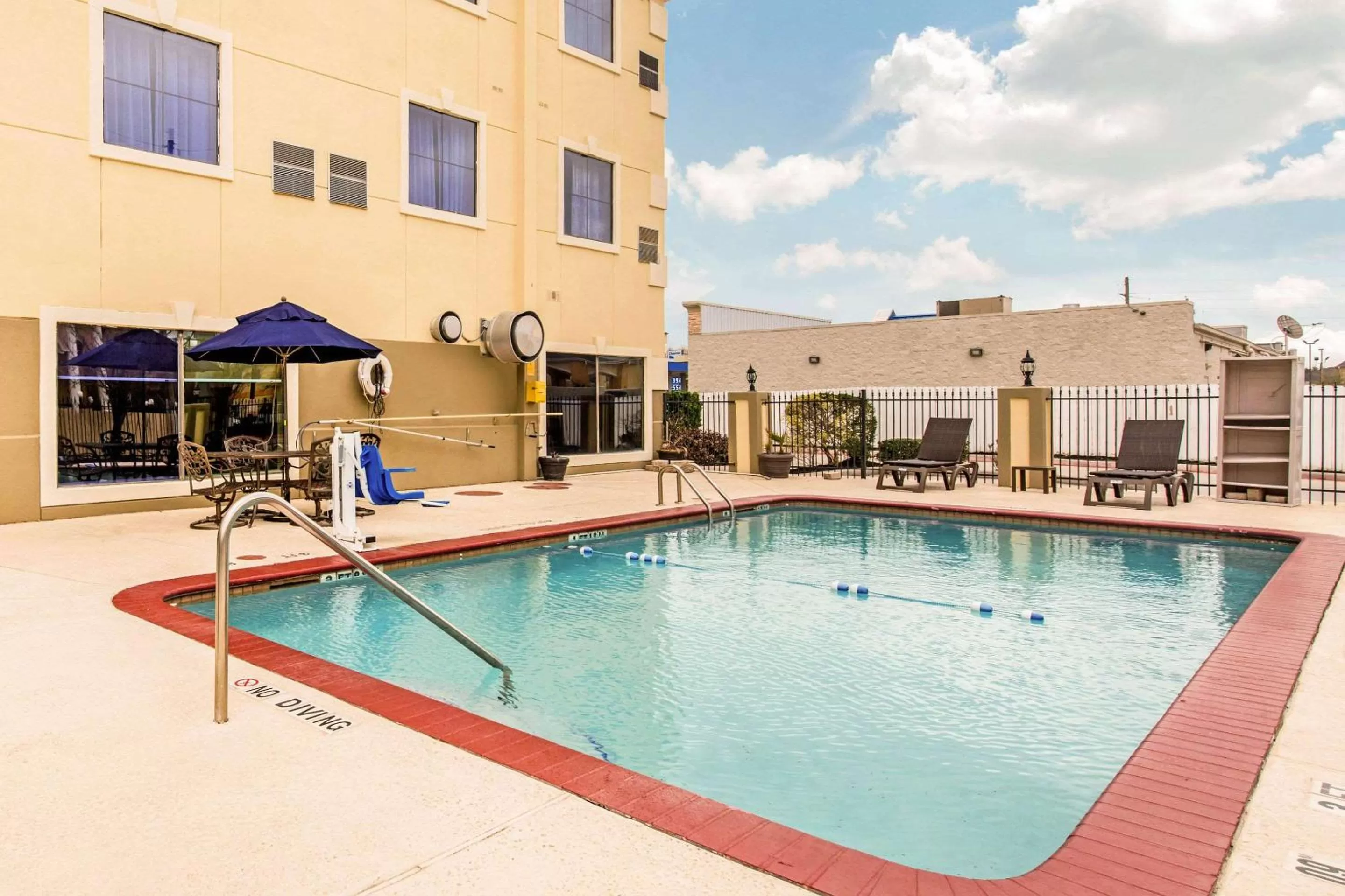 Swimming Pool in Comfort Inn & Suites IAH Bush Airport – East