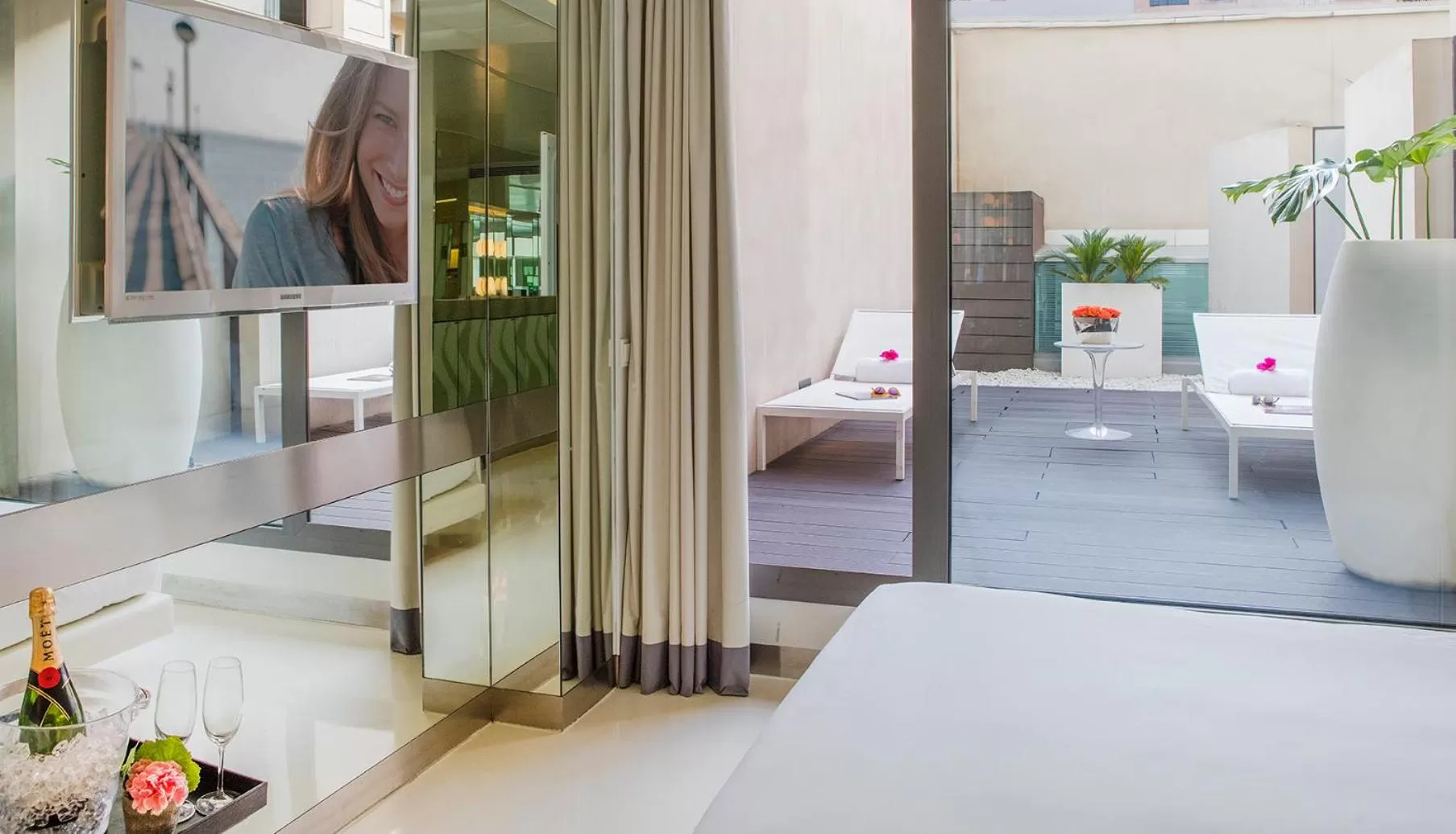 Bed in The Mirror Barcelona - Adults Only