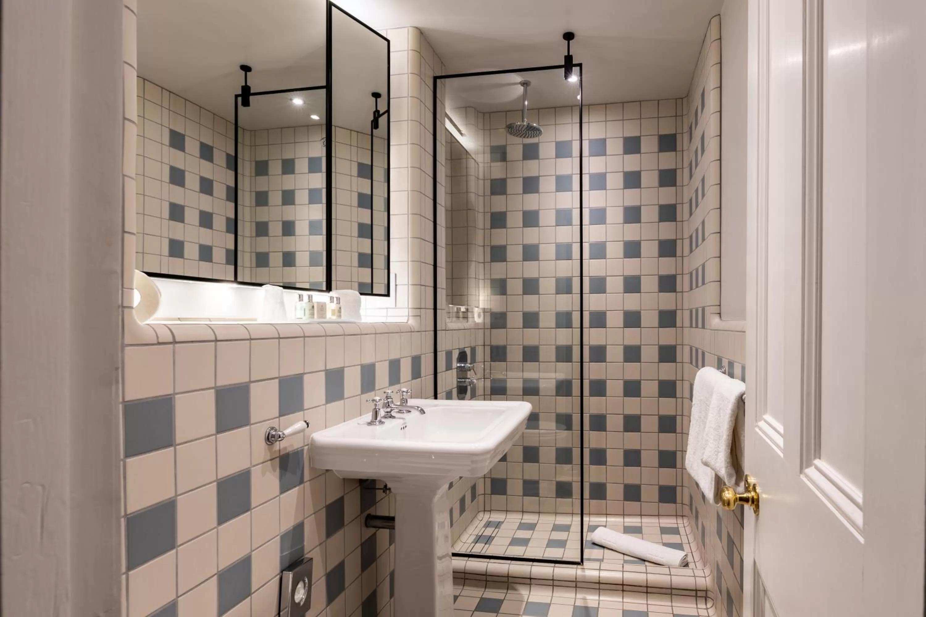 Toilet in The Goodenough Hotel London