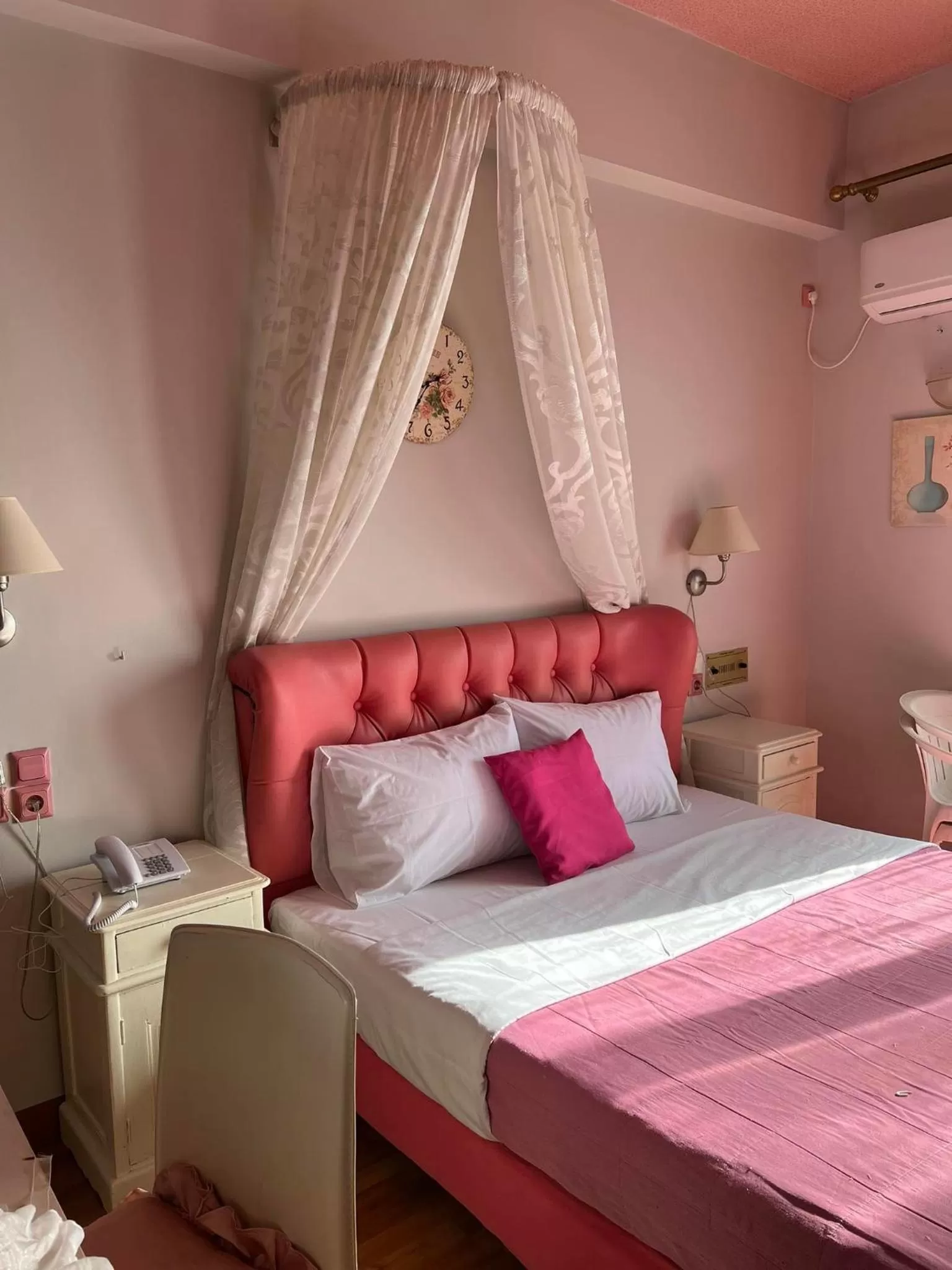 Bed in Queens Leriotis Hotel