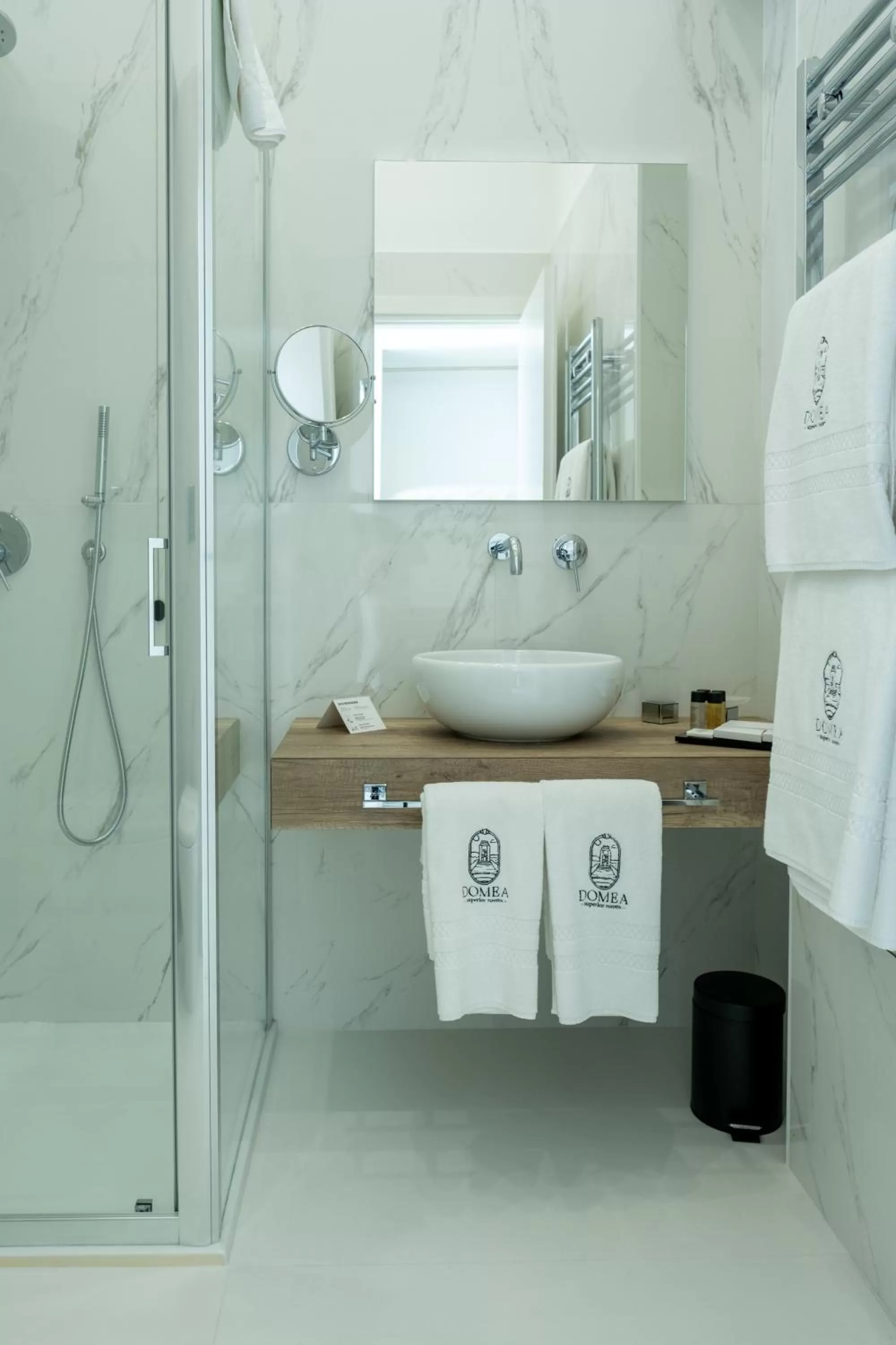 Shower in Domea Superior Rooms Bed and Breakfast