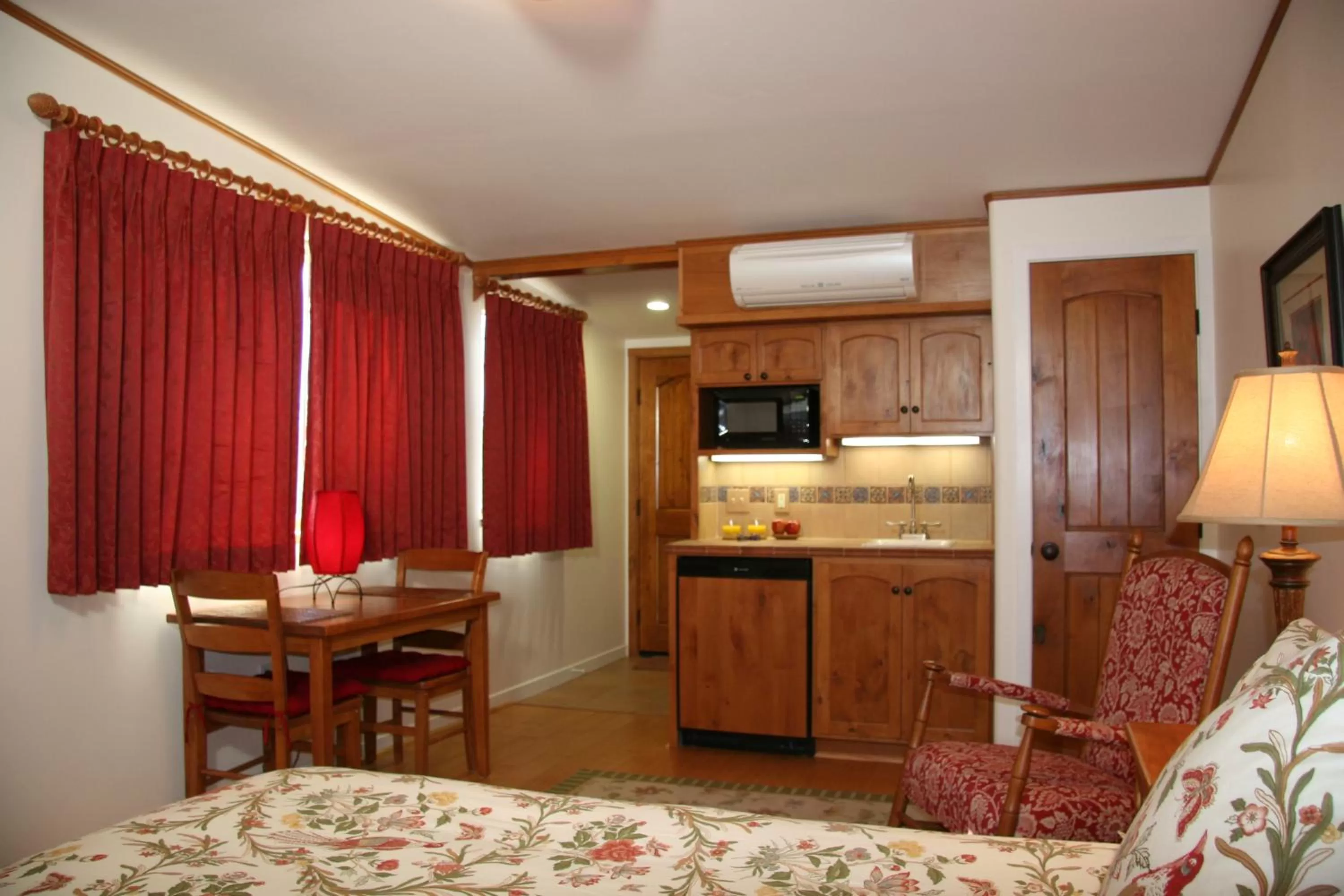 Kitchen or kitchenette in Ojai Retreat & Inn