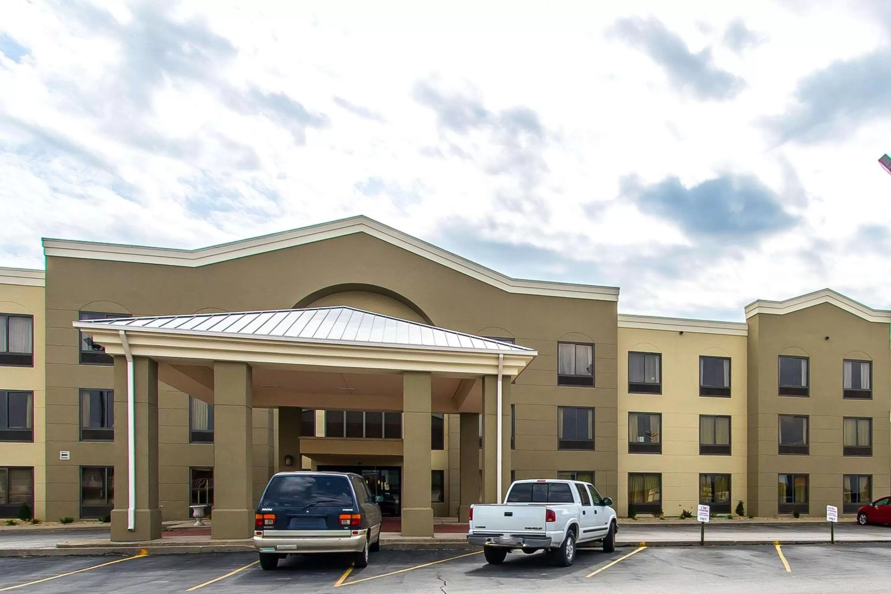 Property building in Comfort Suites Effingham Central