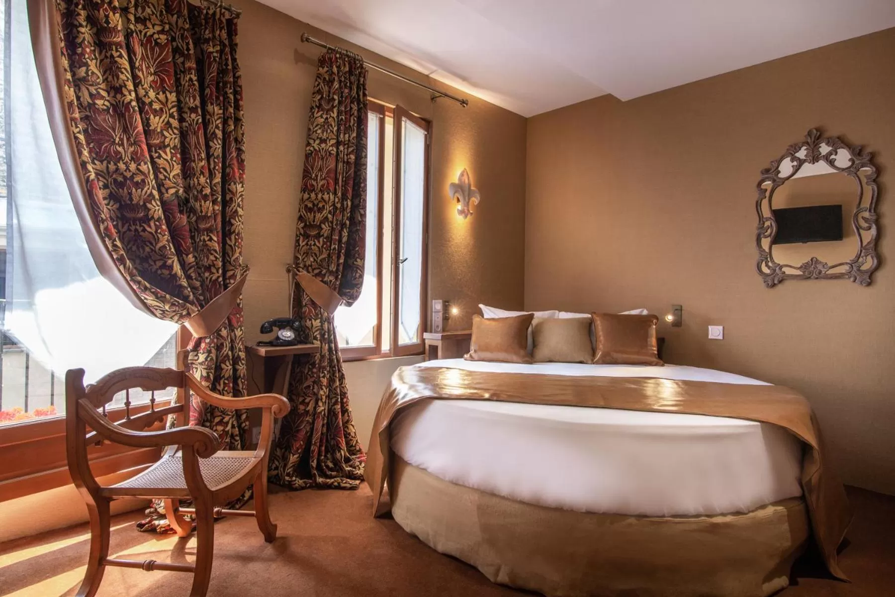 Photo of the whole room, Bed in Le Temple De Jeanne