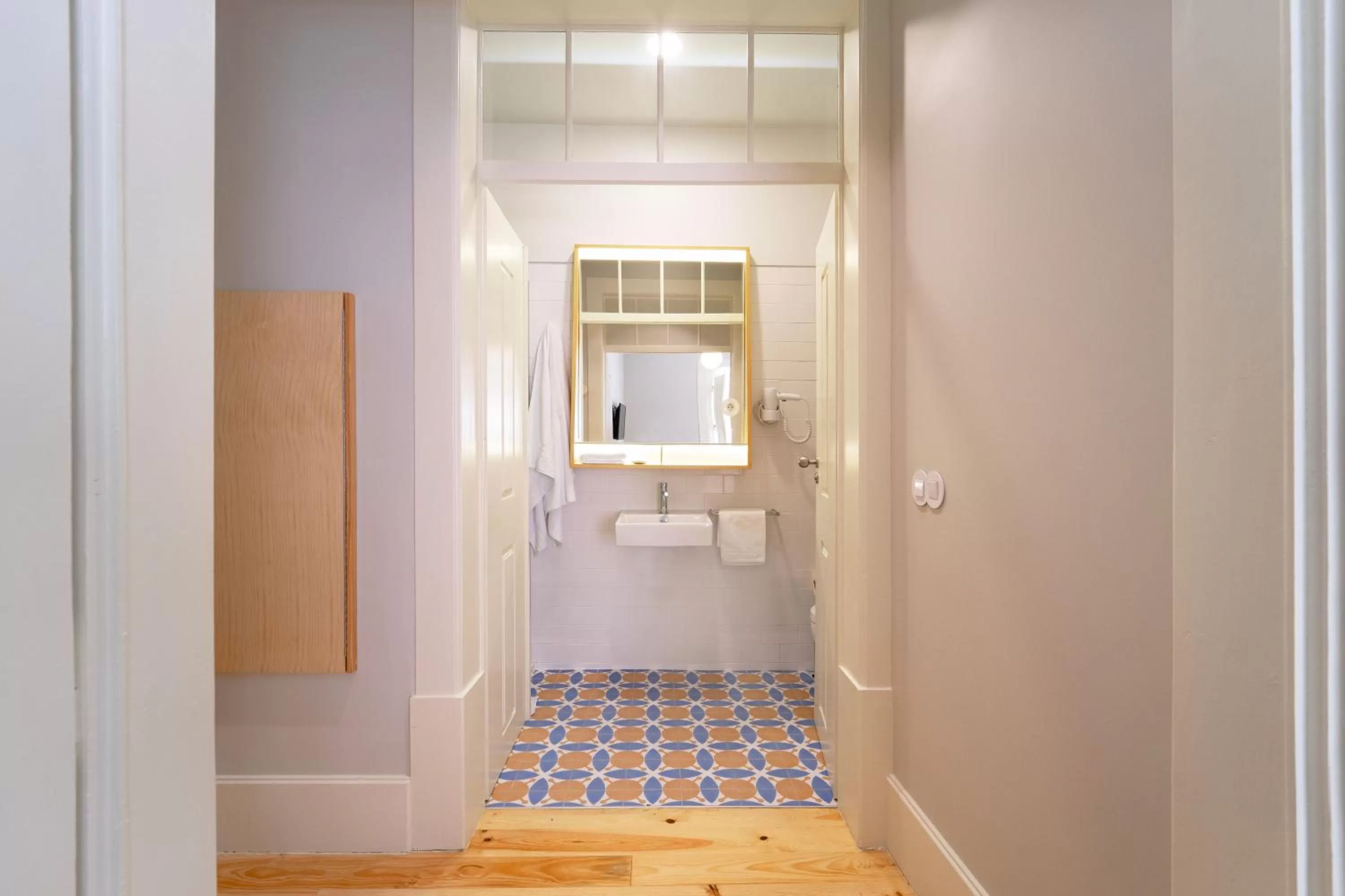 Bathroom, Bed in Entre Ruas Apartments