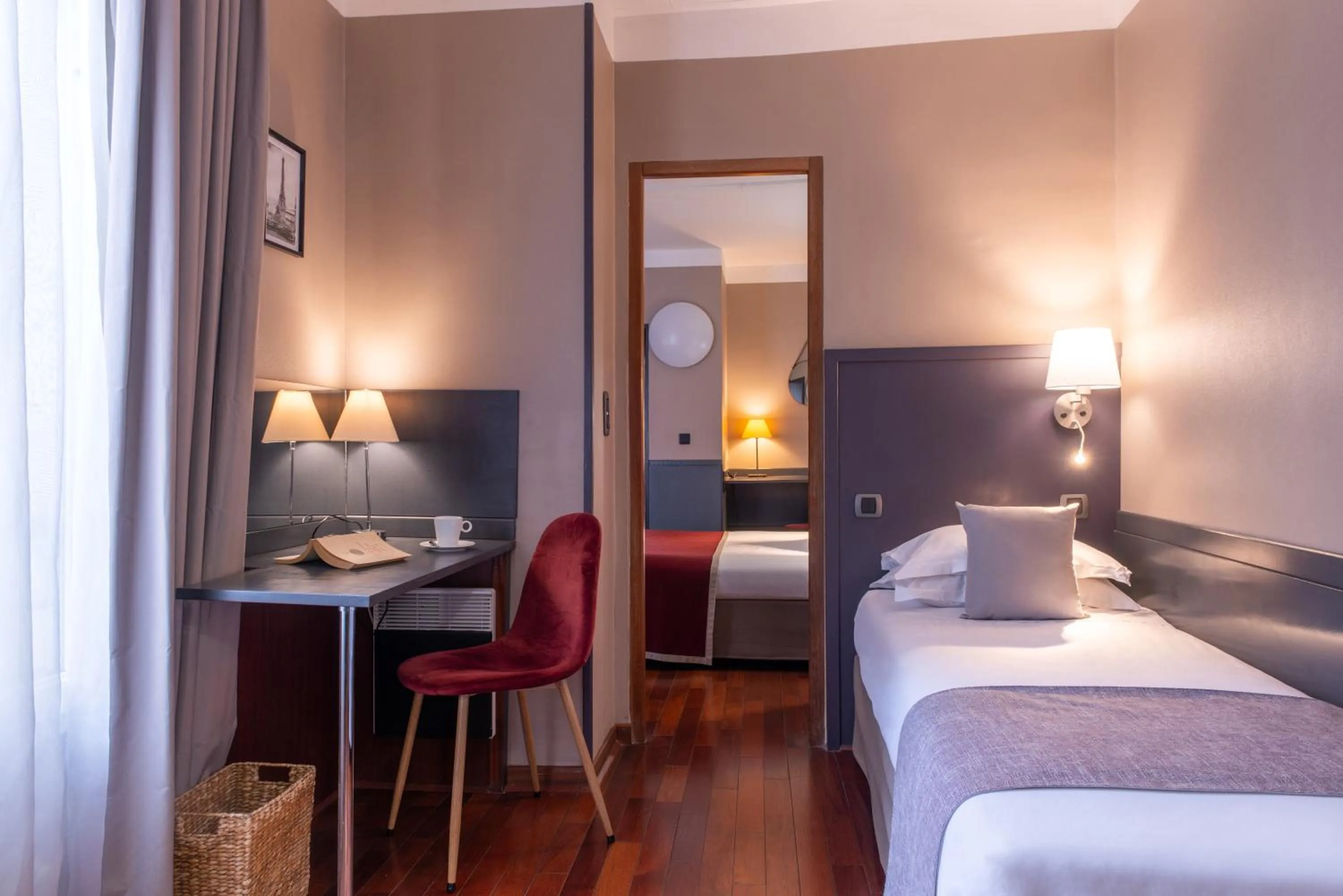 Bedroom, Bed in Hotel George Sand Opéra Paris