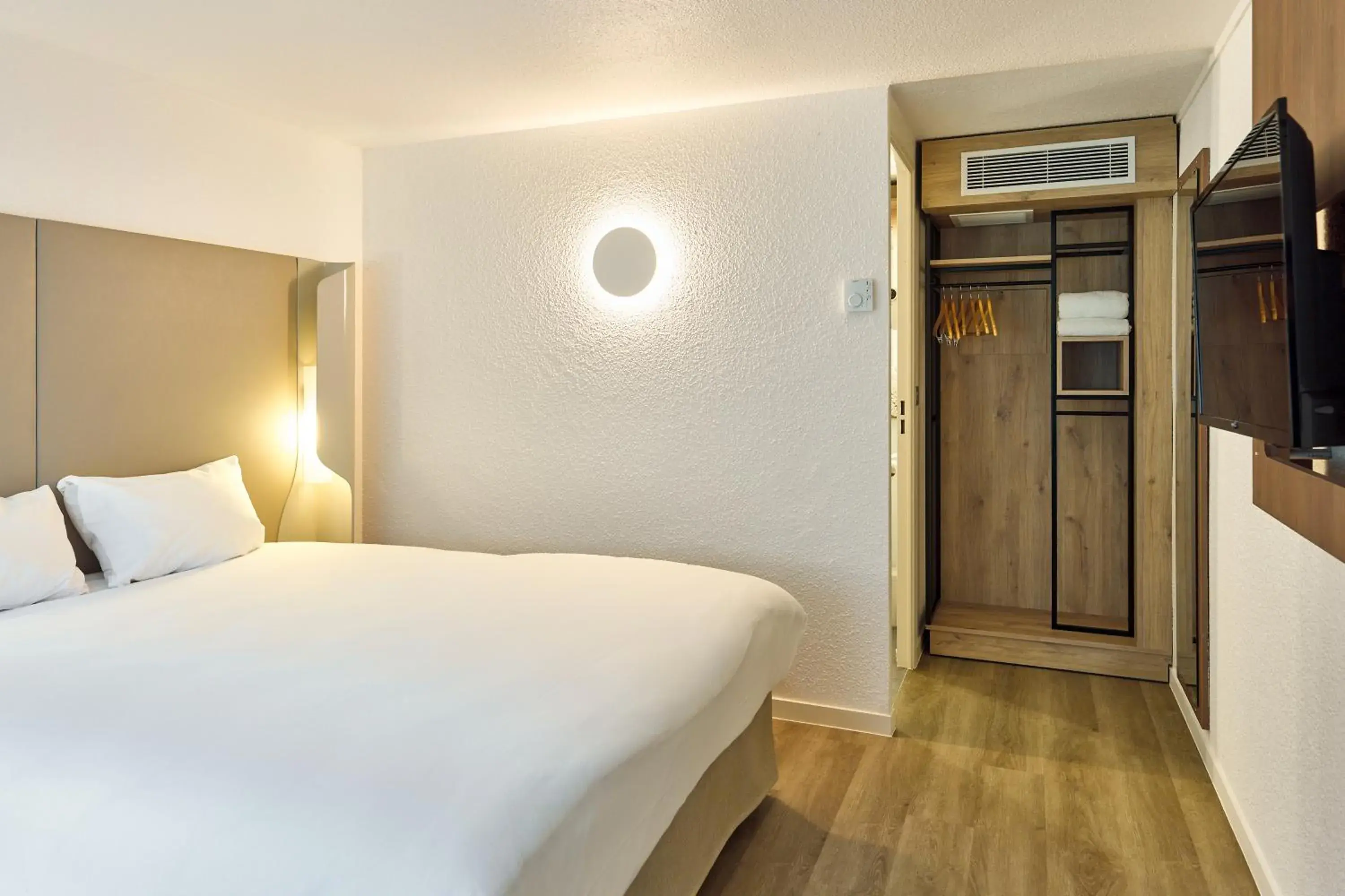 Standard Room - 1 Queen Bed 1 Junior Bed in Campanile NATURE - Villennes sur Seine Poissy Standard Room - 1 Queen Bed 1 Junior Bed in Campanile NATURE - Villennes sur Seine Poissy