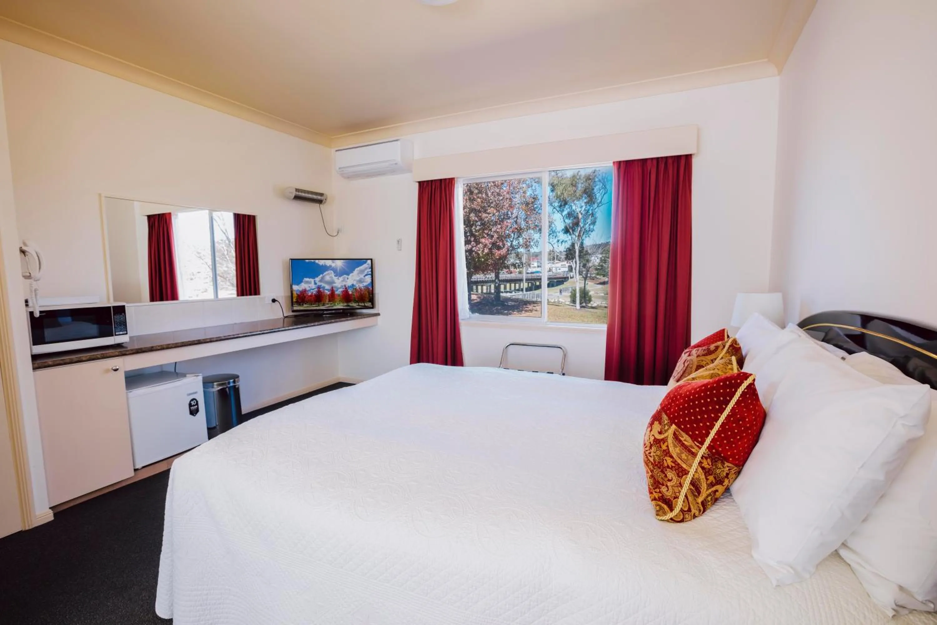 Bed in Boulevard Motel