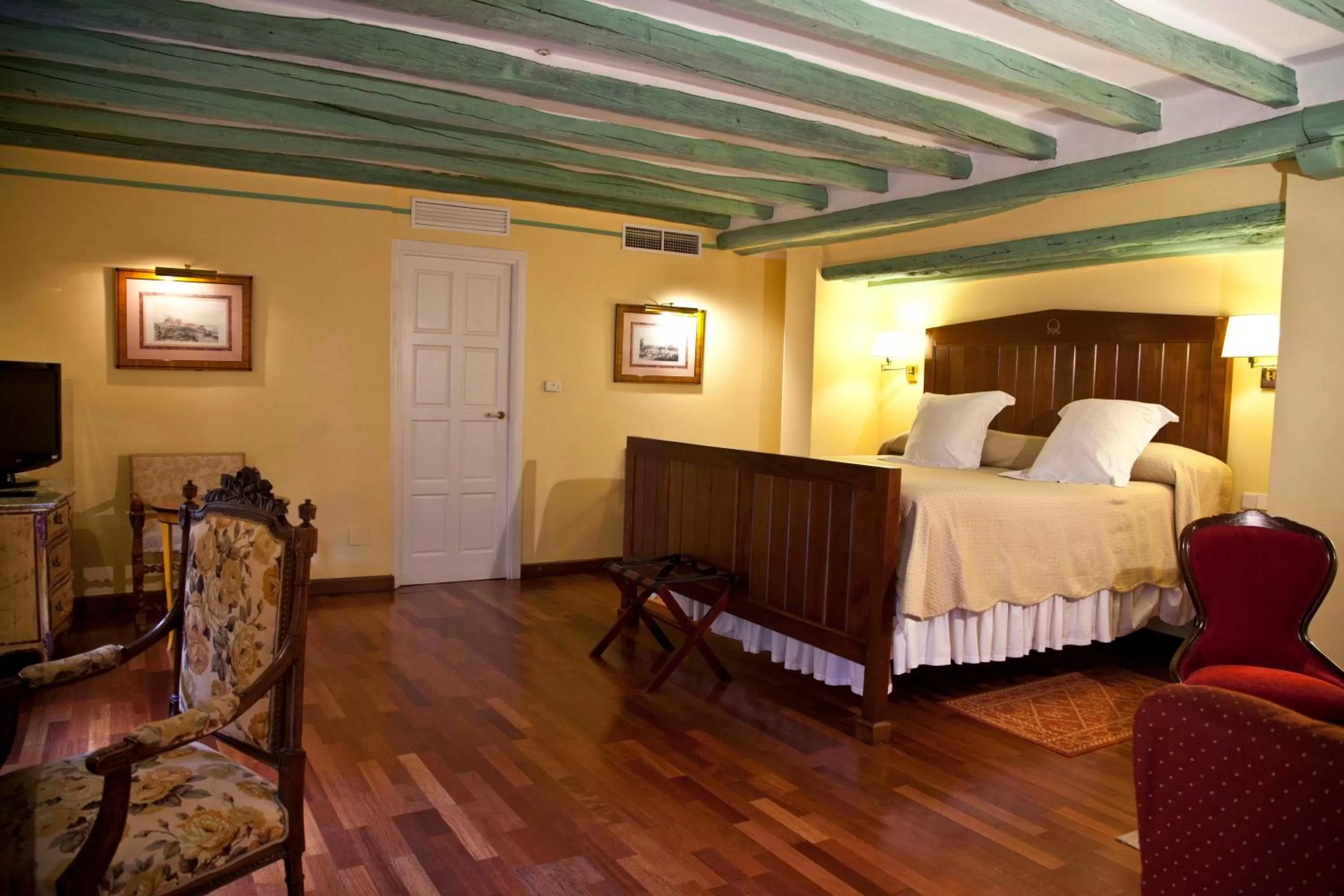 Photo of the whole room, Bed in Hotel Las Casas de la Judería