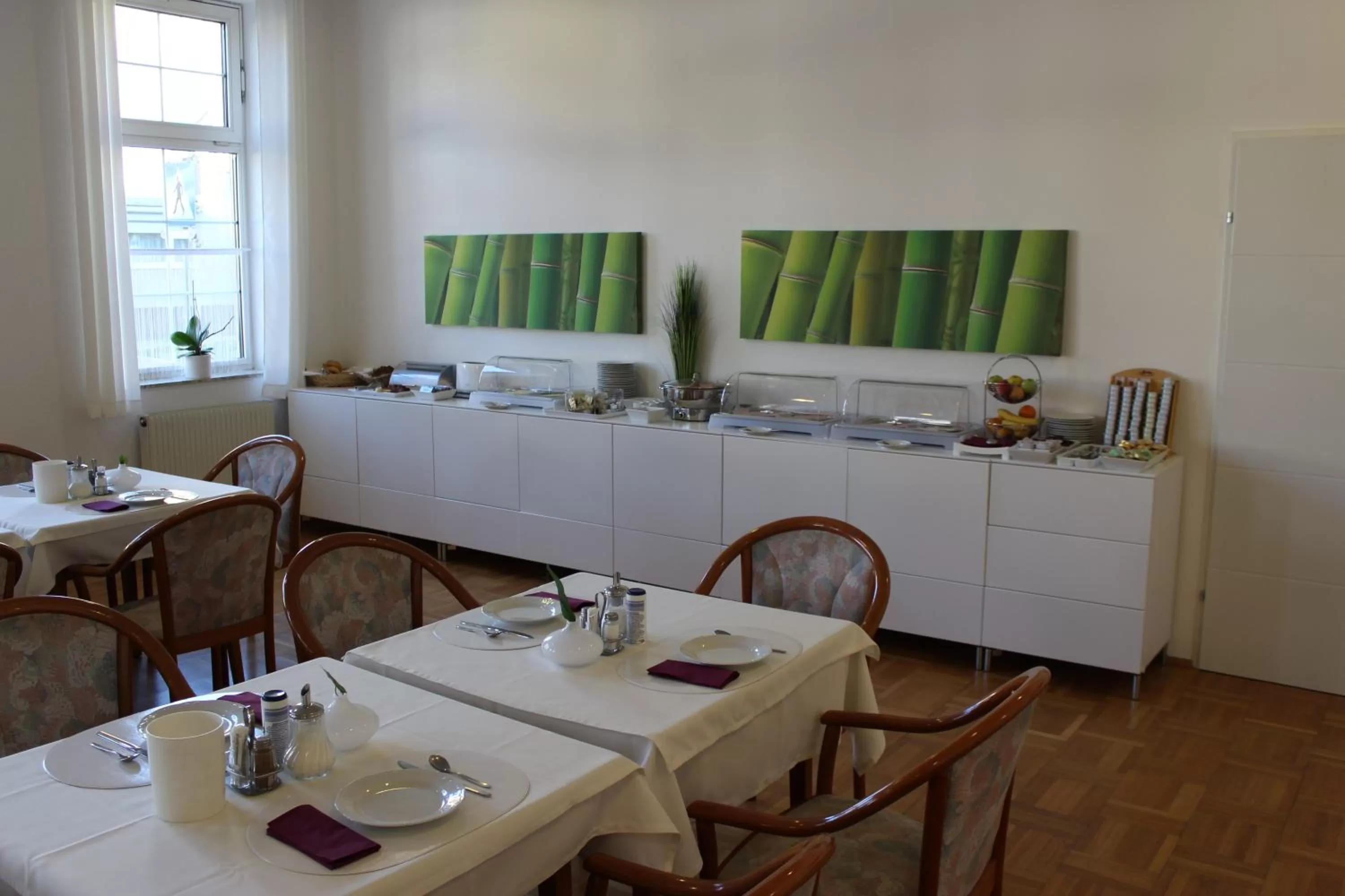 Restaurant/places to eat in Hotel Michael