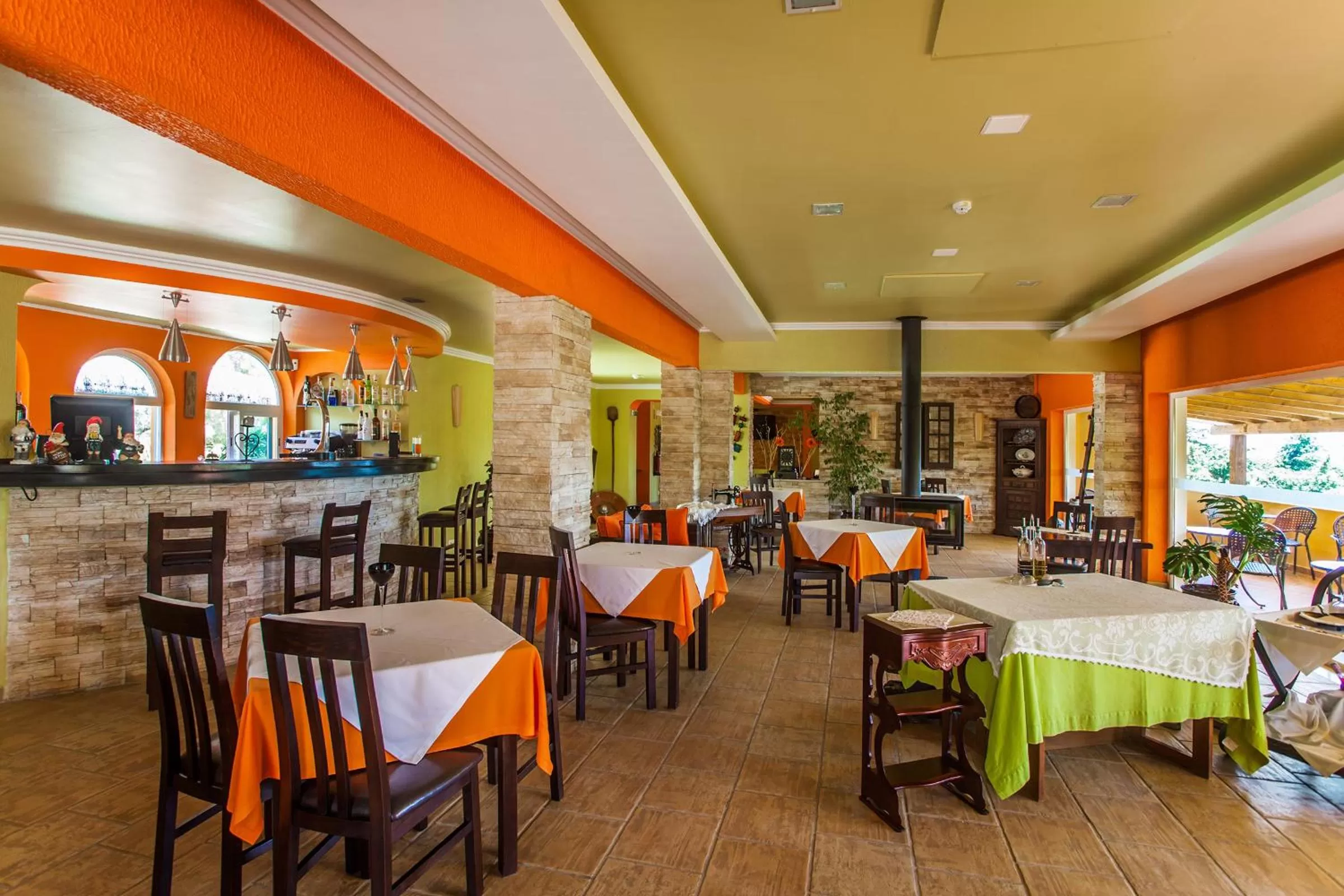 Restaurant/places to eat in Montinho De Ouro