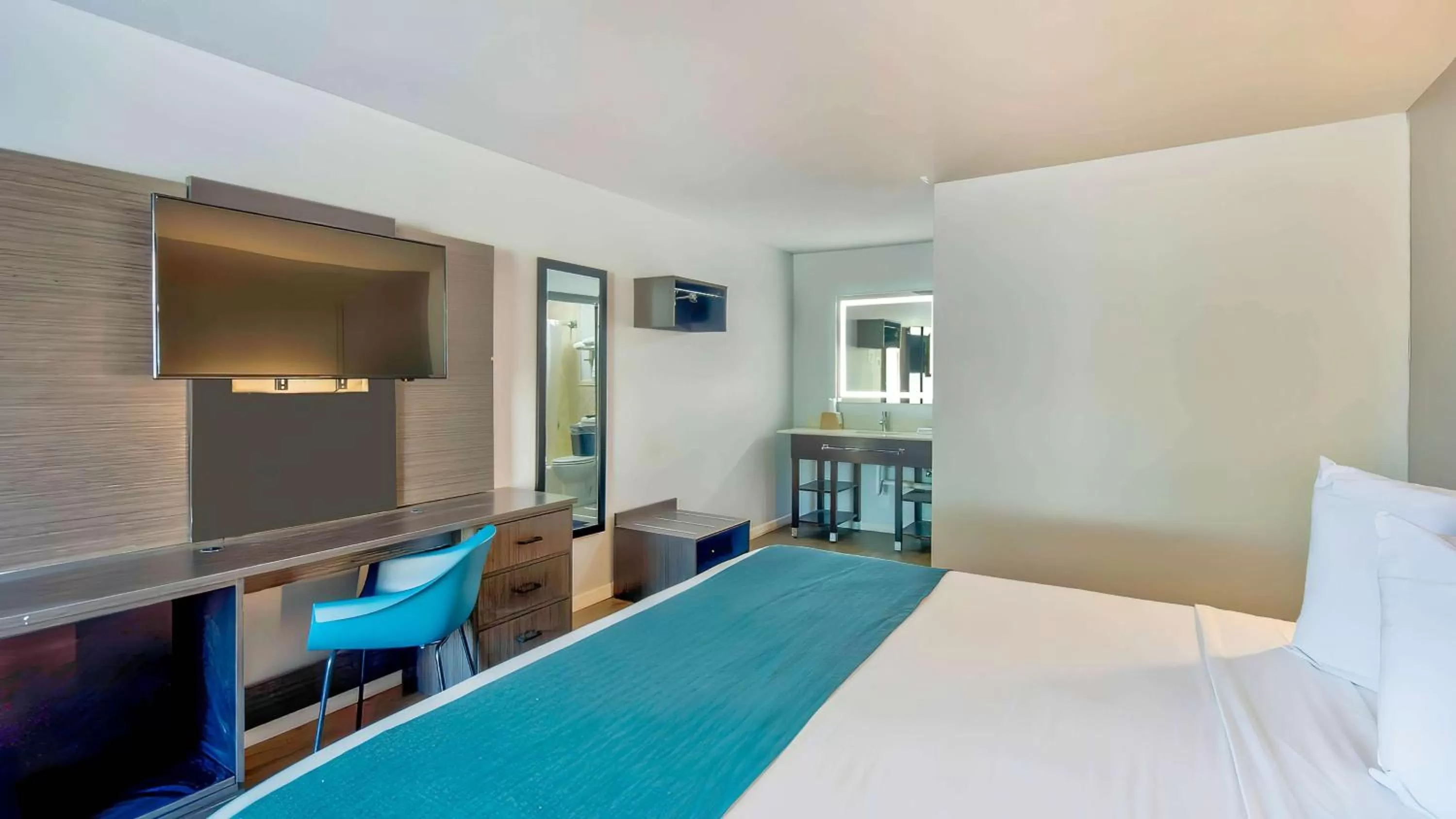 Bedroom, Bed in Motel 6 Louisville, Ky- Airport/ Fair Expo