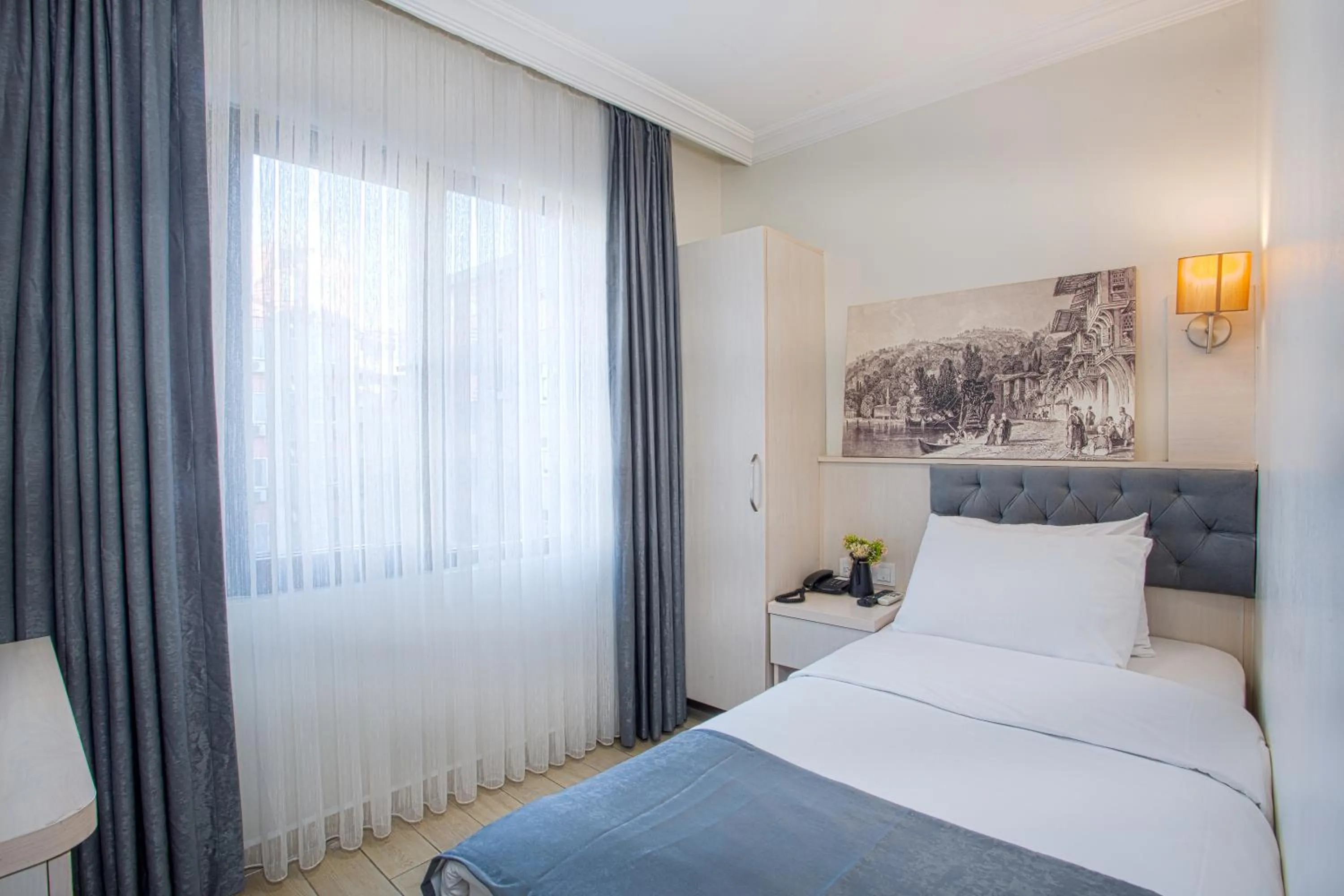 Photo of the whole room, Bed in Sim Hotel Istanbul Old City