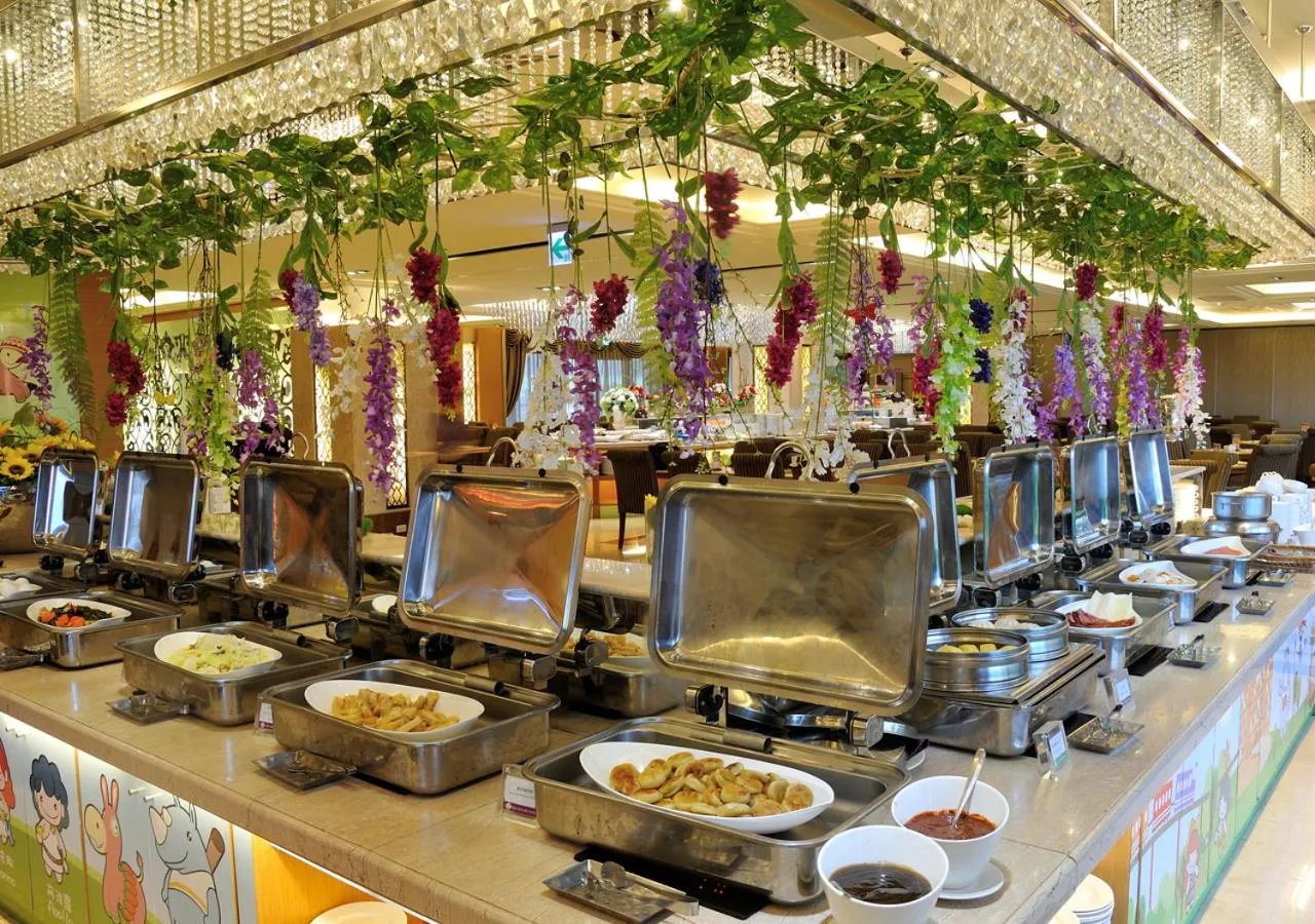 Restaurant/places to eat in E-DA Skylark Hotel