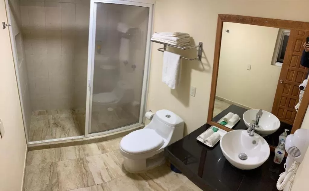 CORTIJO LA CASONA & Bungalow al Pie de la Montaña