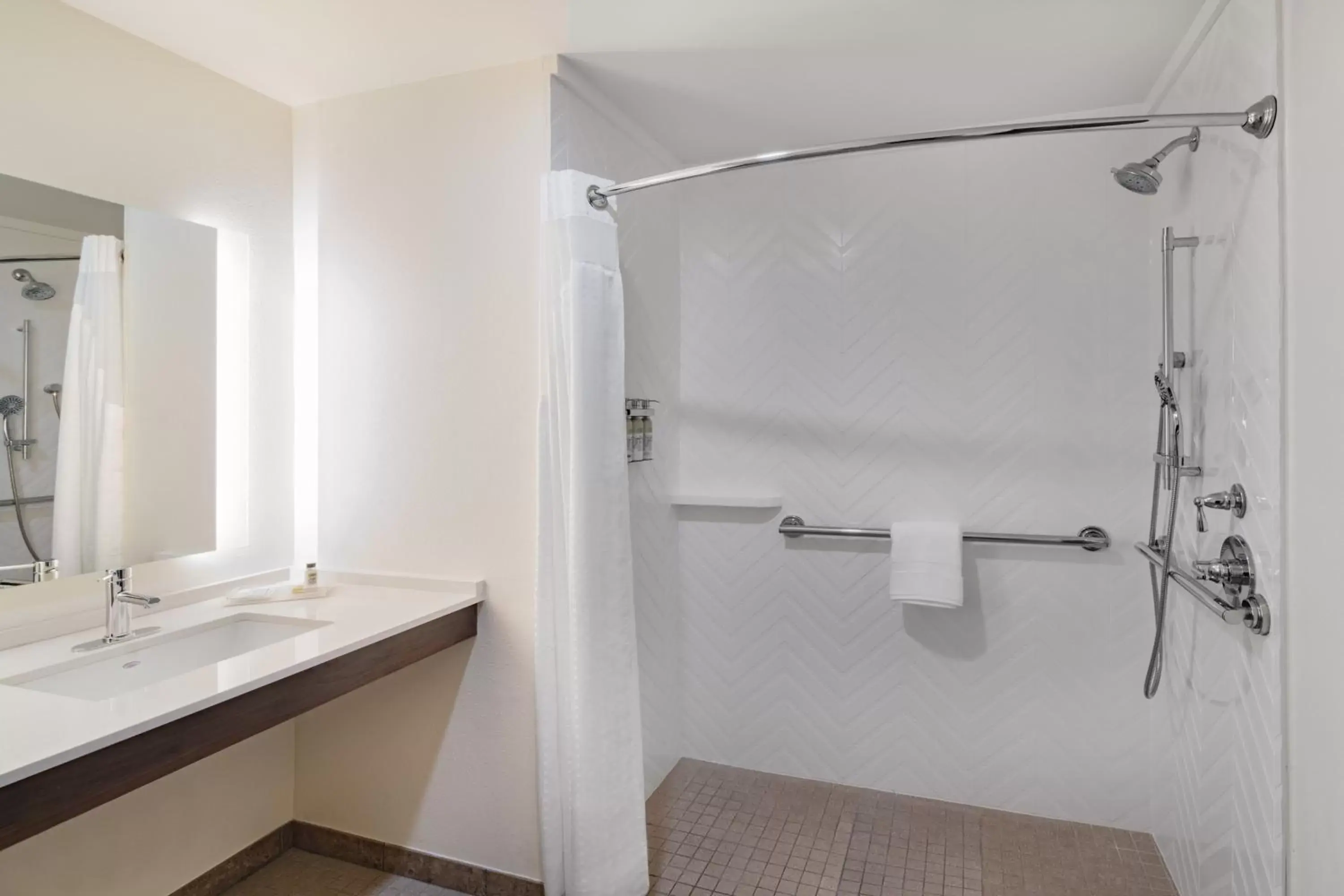 King Room - Mobility Access/Roll in Shower - Non-Smoking in Holiday Inn Southaven Central - Memphis, an IHG Hotel King Room - Mobility Access/Roll in Shower - Non-Smoking in Holiday Inn Southaven Central - Memphis, an IHG Hotel