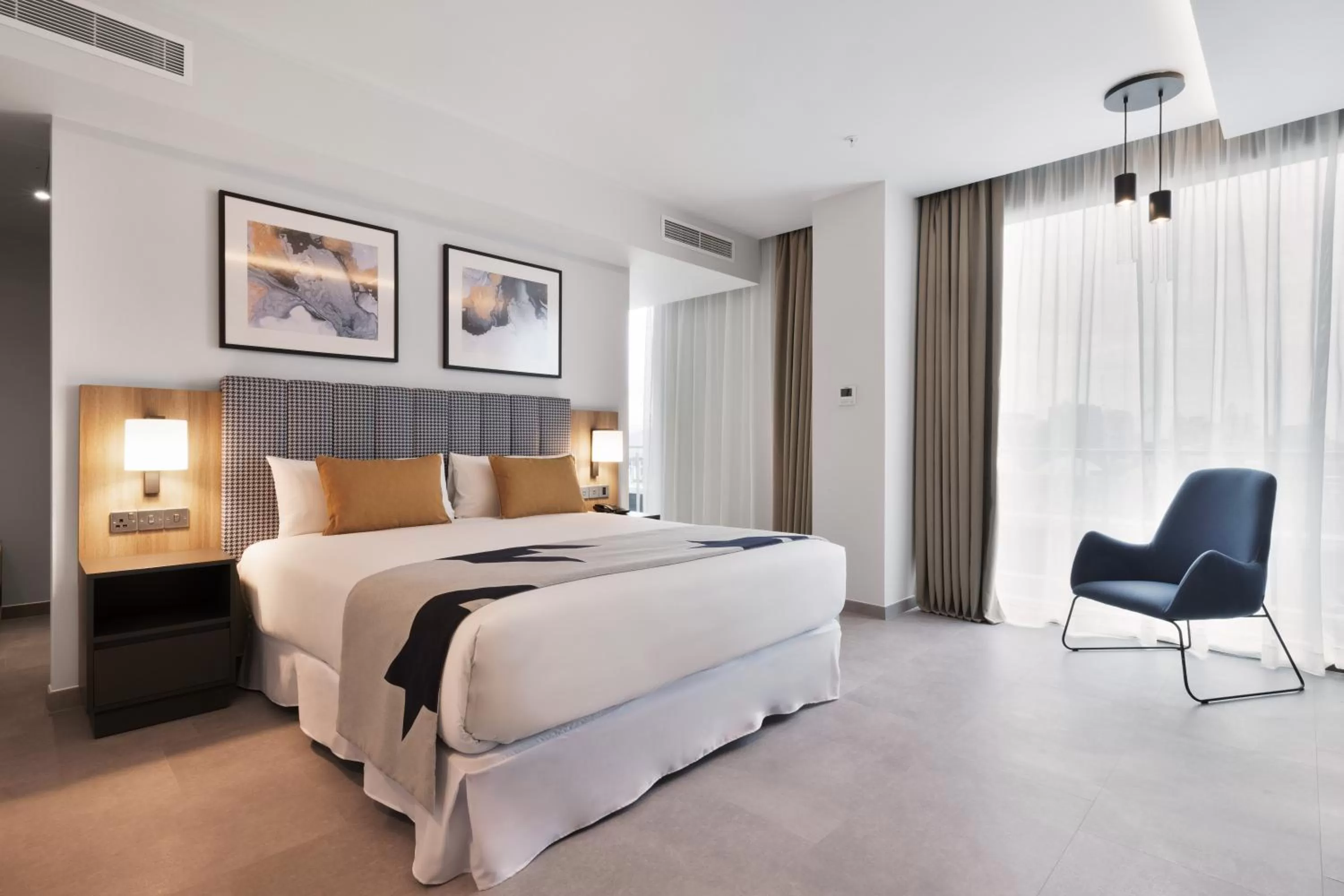 Photo of the whole room, Bed in Riu Plaza London Victoria