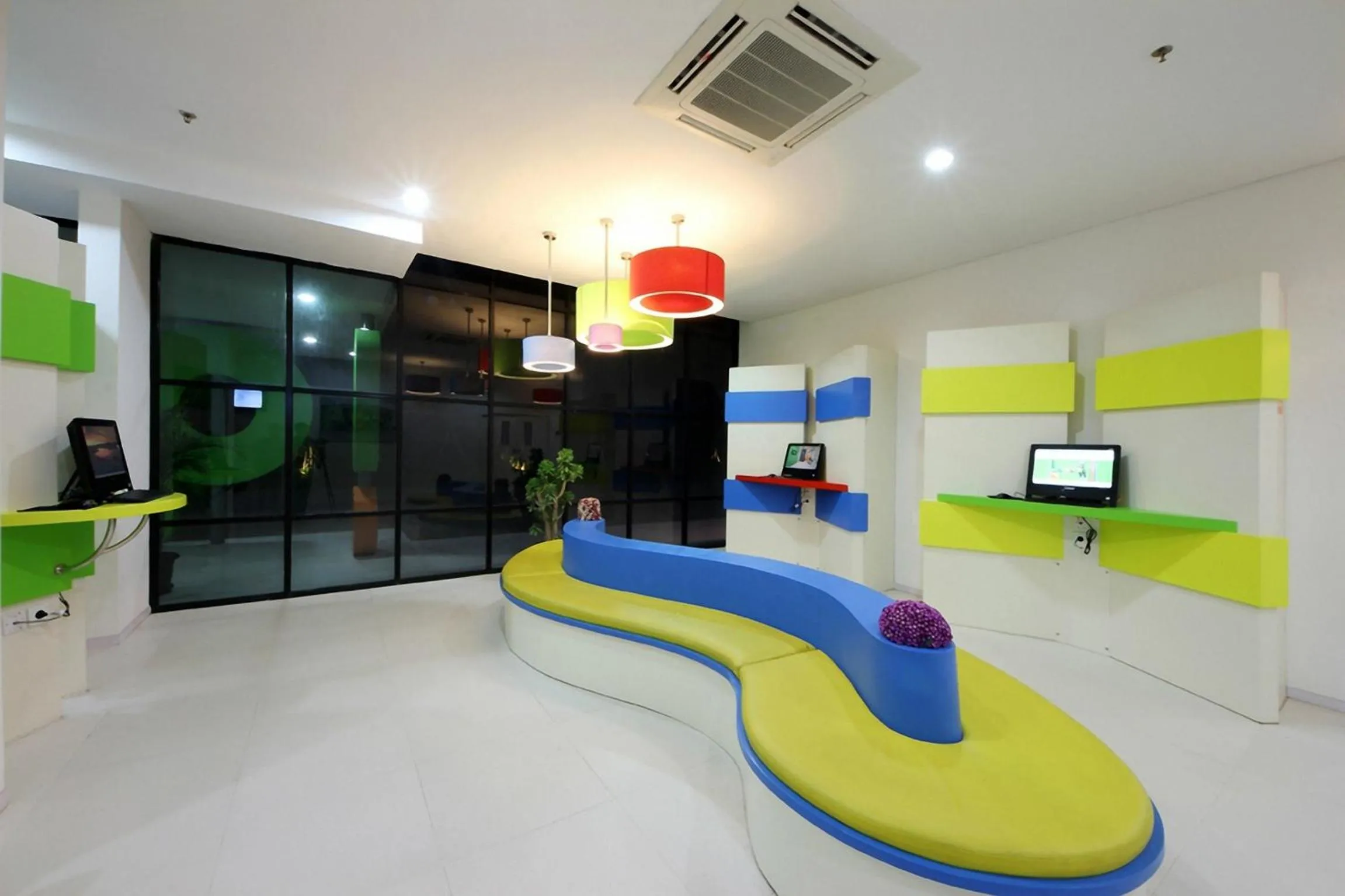 Lobby or reception in POP! Hotel Airport Jakarta