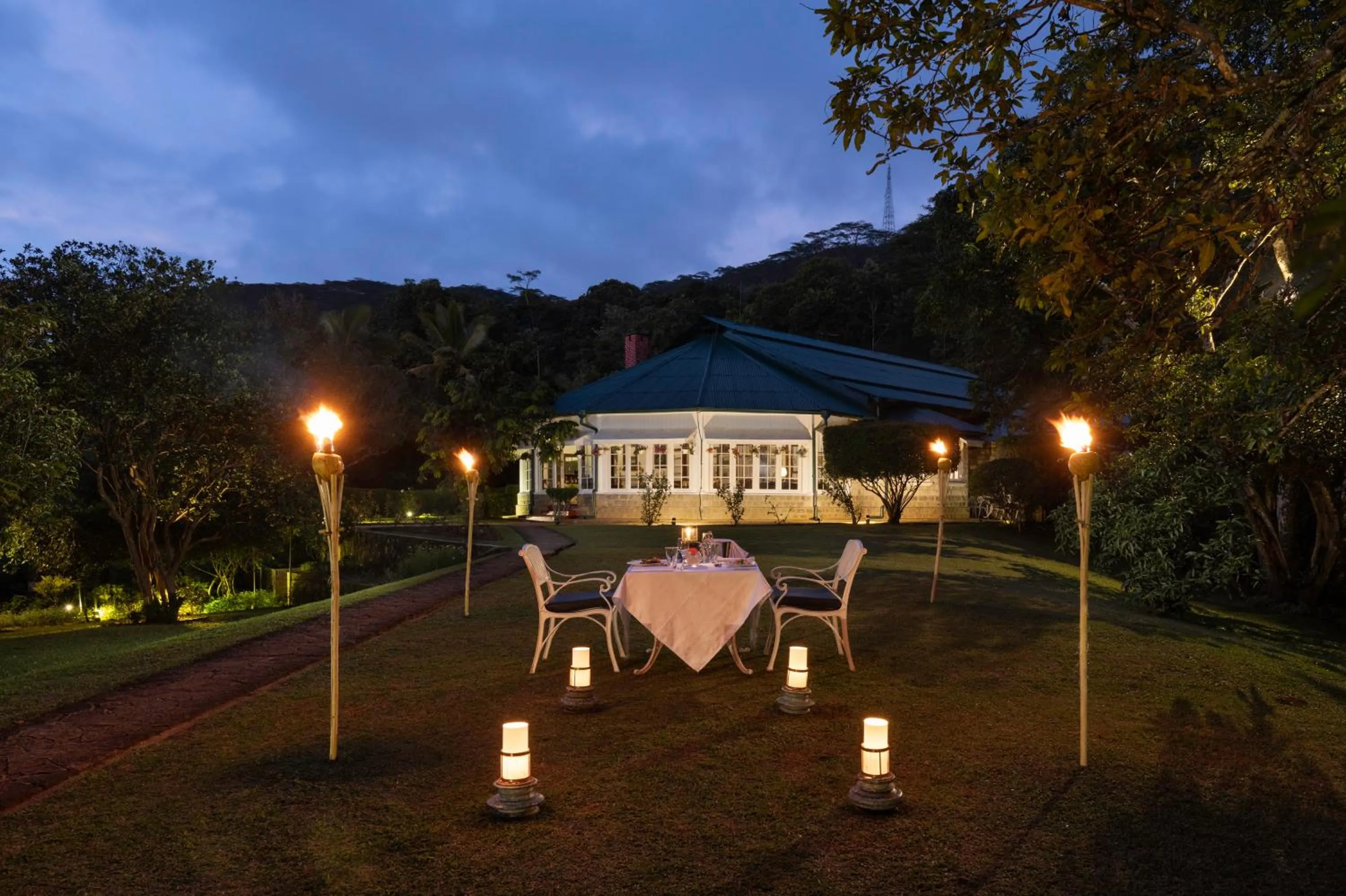 Night in Mountbatten Bungalow- Thema Collection