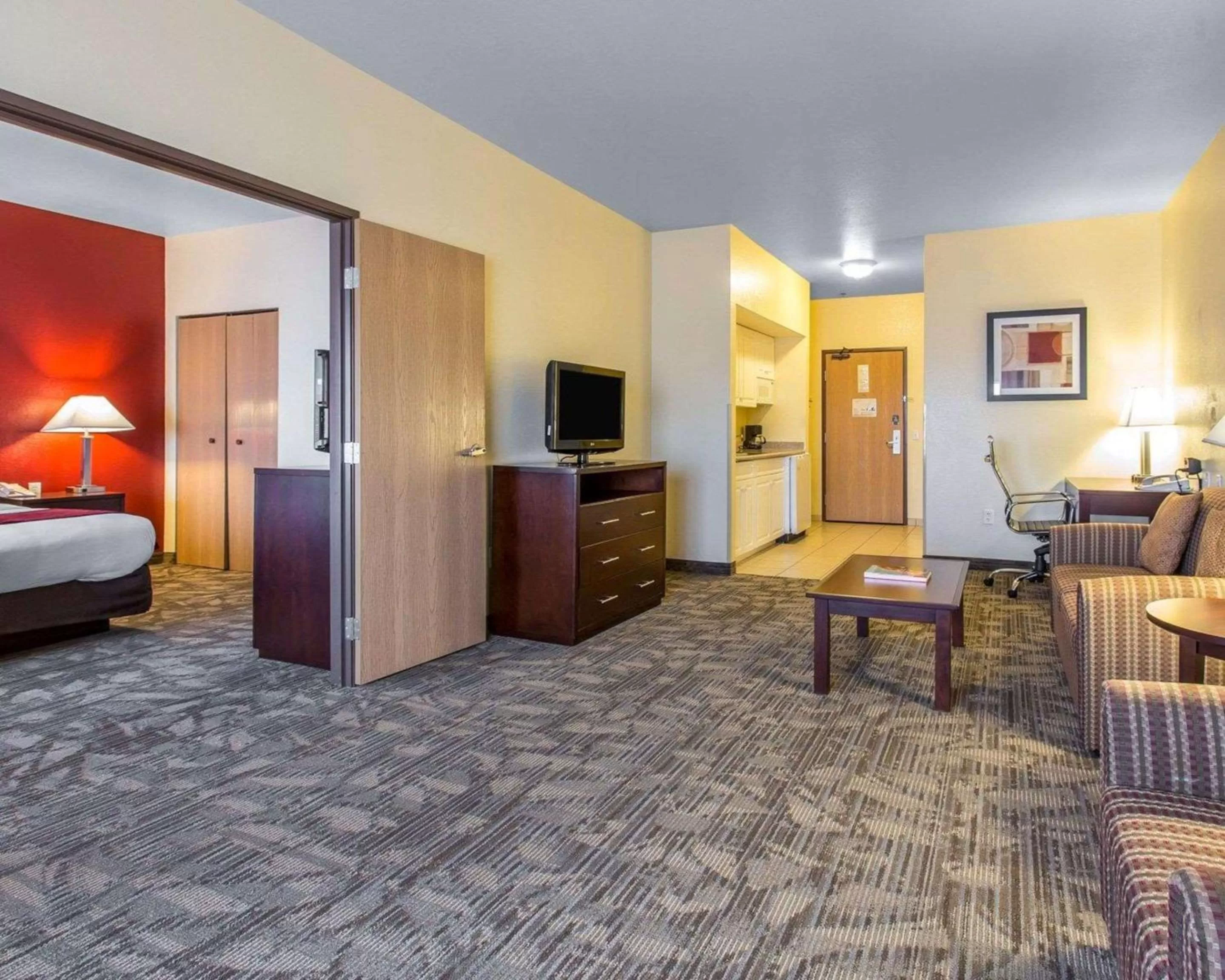 Photo of the whole room, Bed in Comfort Suites Palm Desert I-10
