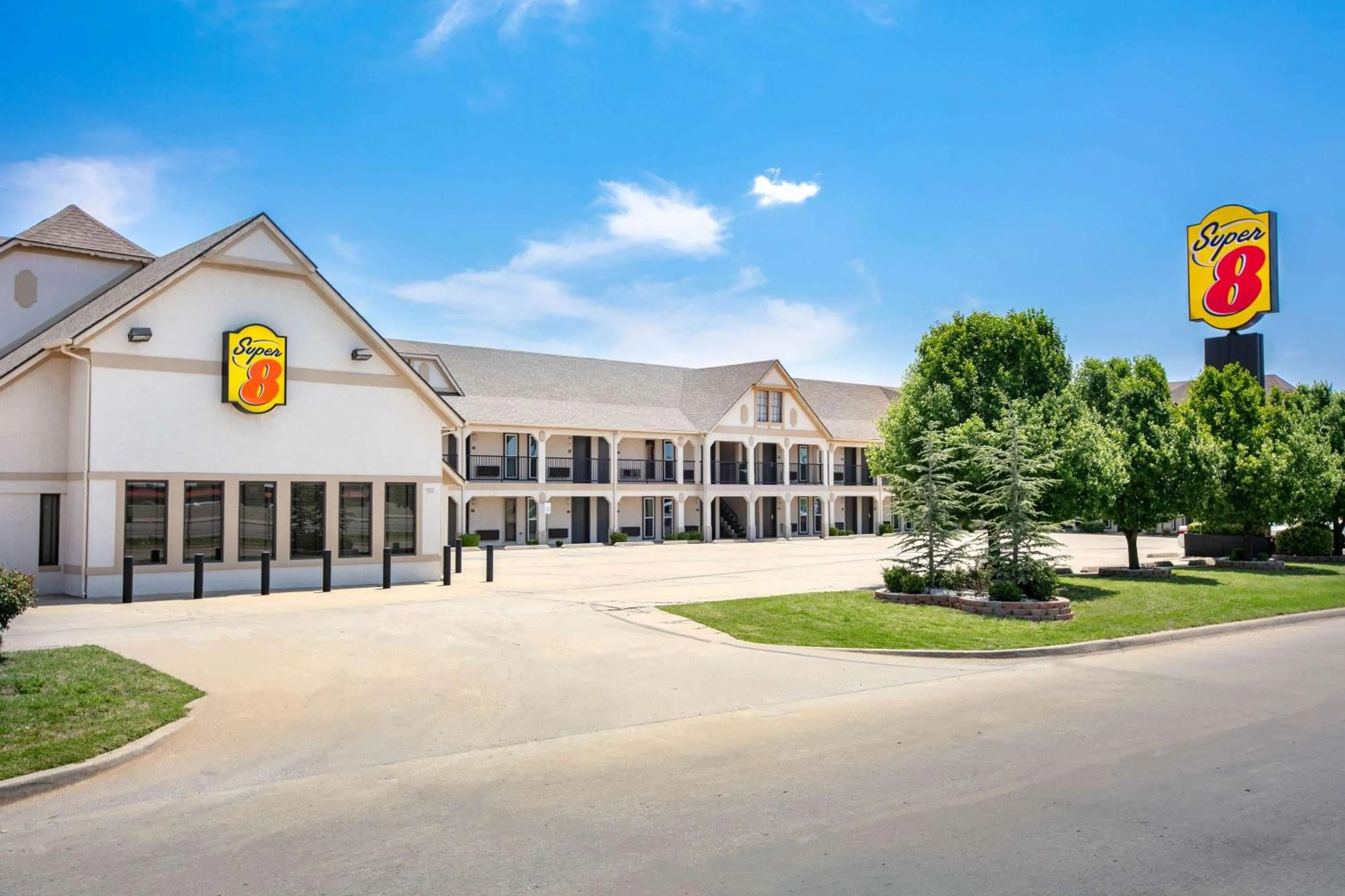 Property building in Super 8 by Wyndham City of Moore