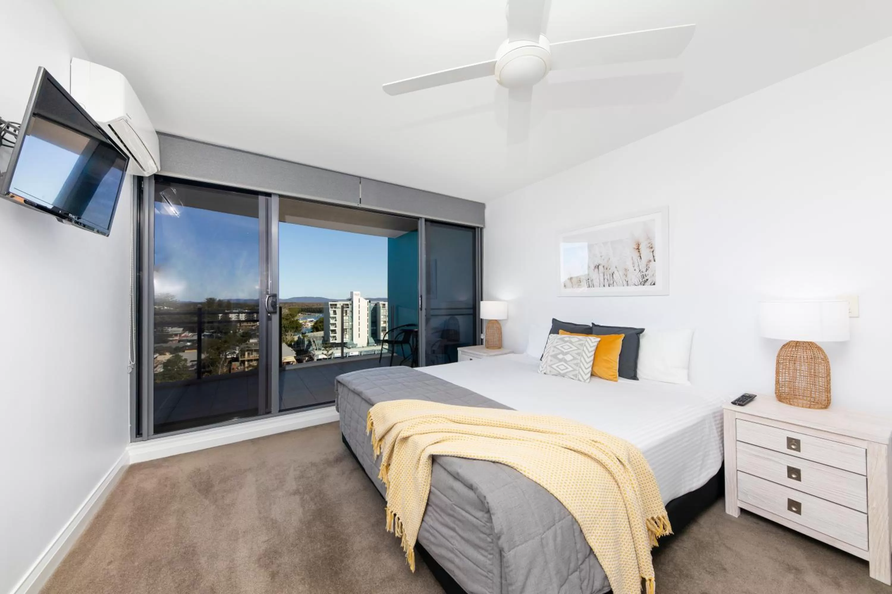 TV and multimedia, Bed in Sevan Apartments Forster