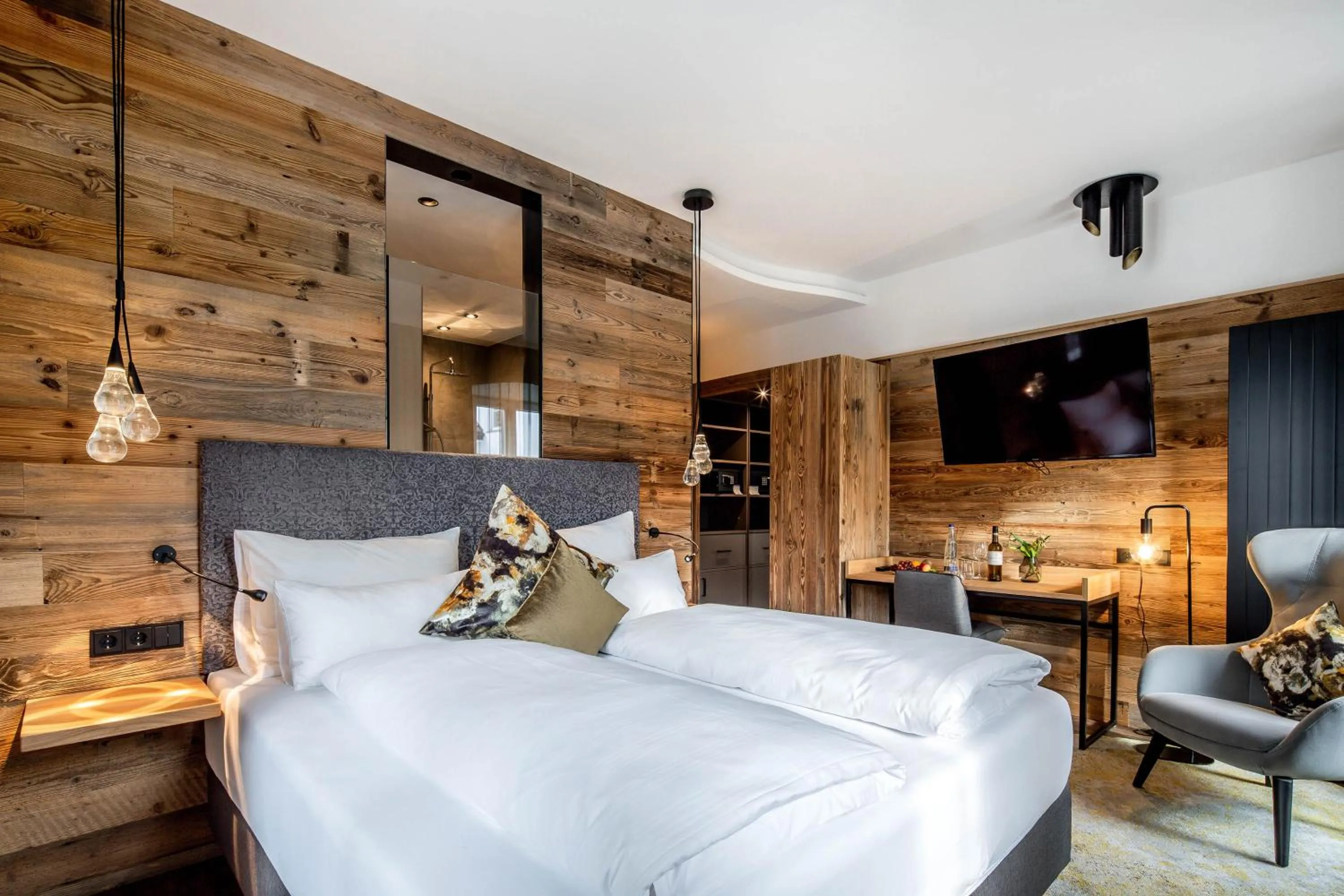 Photo of the whole room, Bed in Hotel Zum Stemplinger Hansl