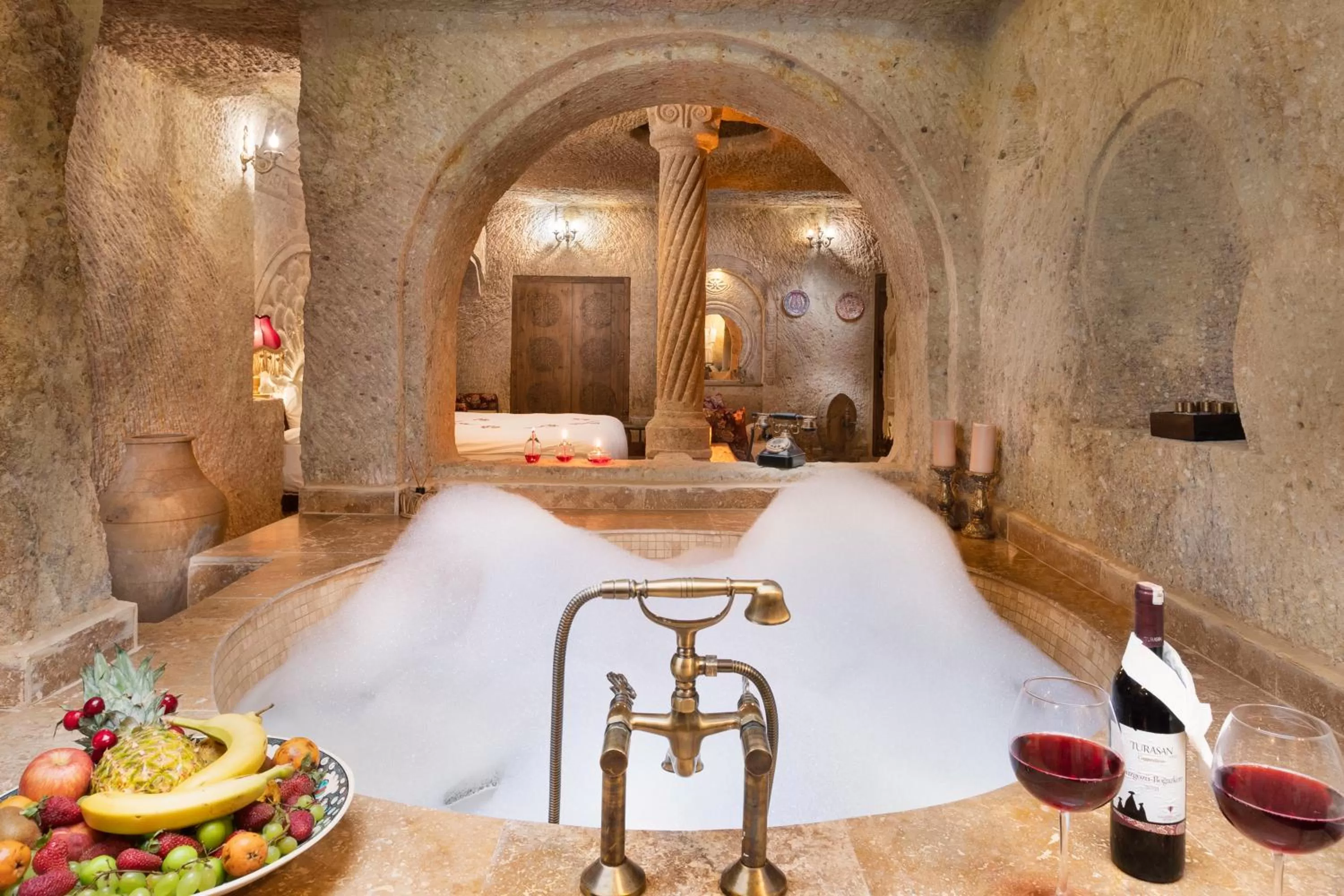 Hot Tub, Bed in Kayata Cave Suites Special Class