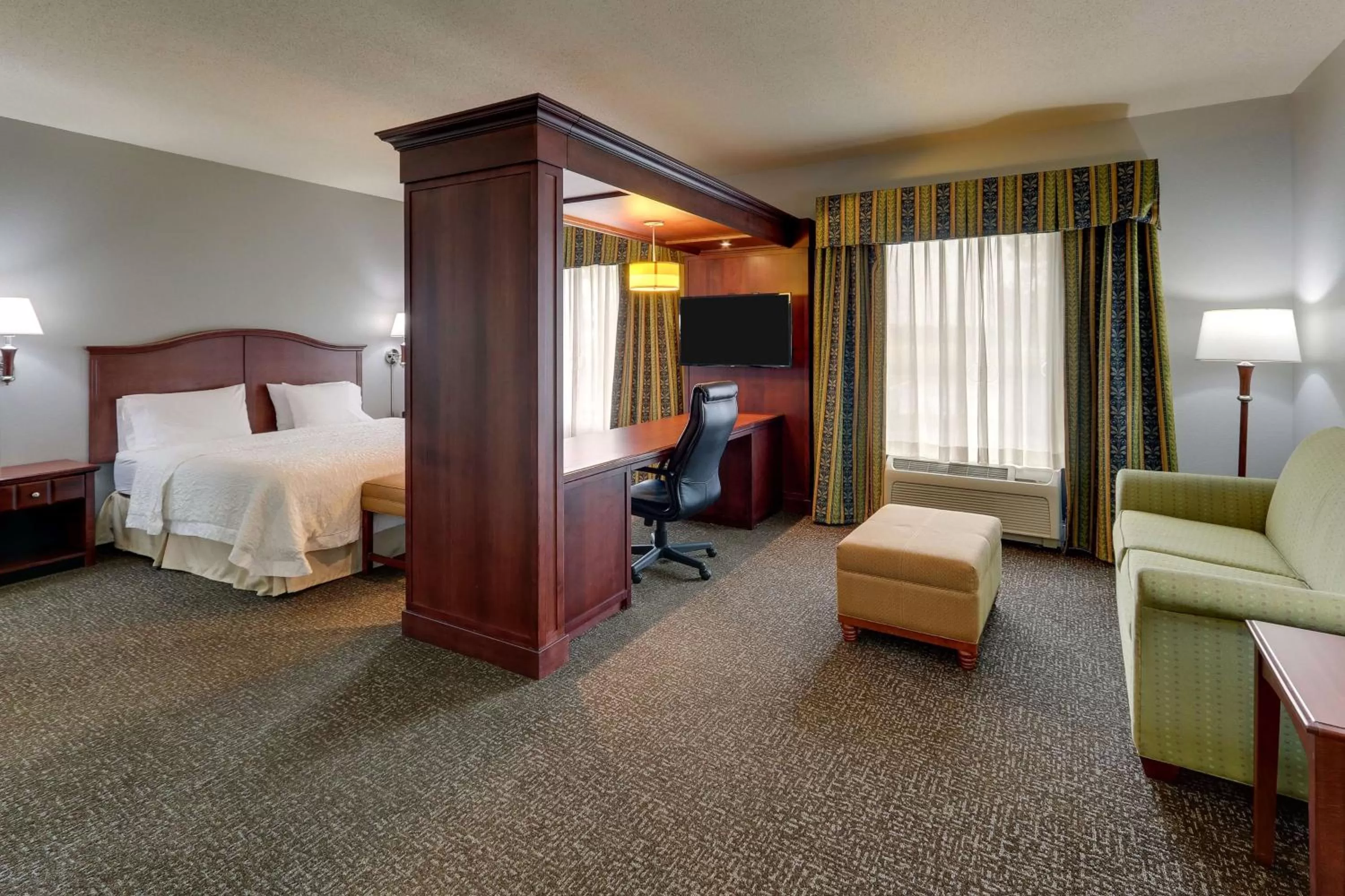 Living room, Bed in Hampton Inn & Suites Indianapolis-Airport