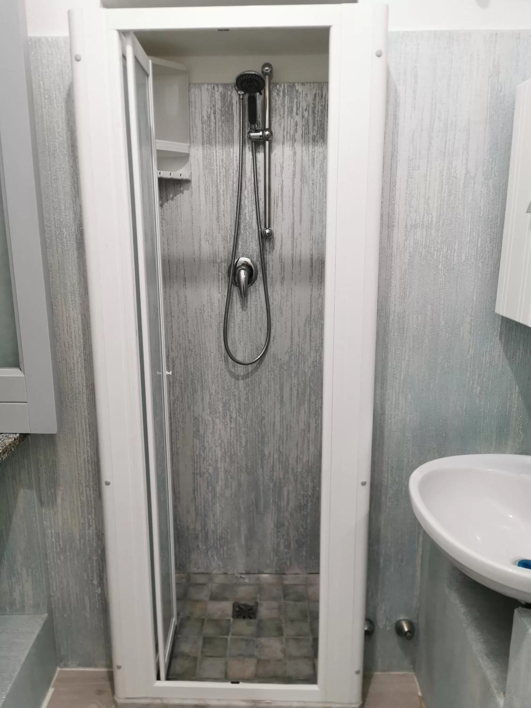 Shower in Lo Nardo Accommodation