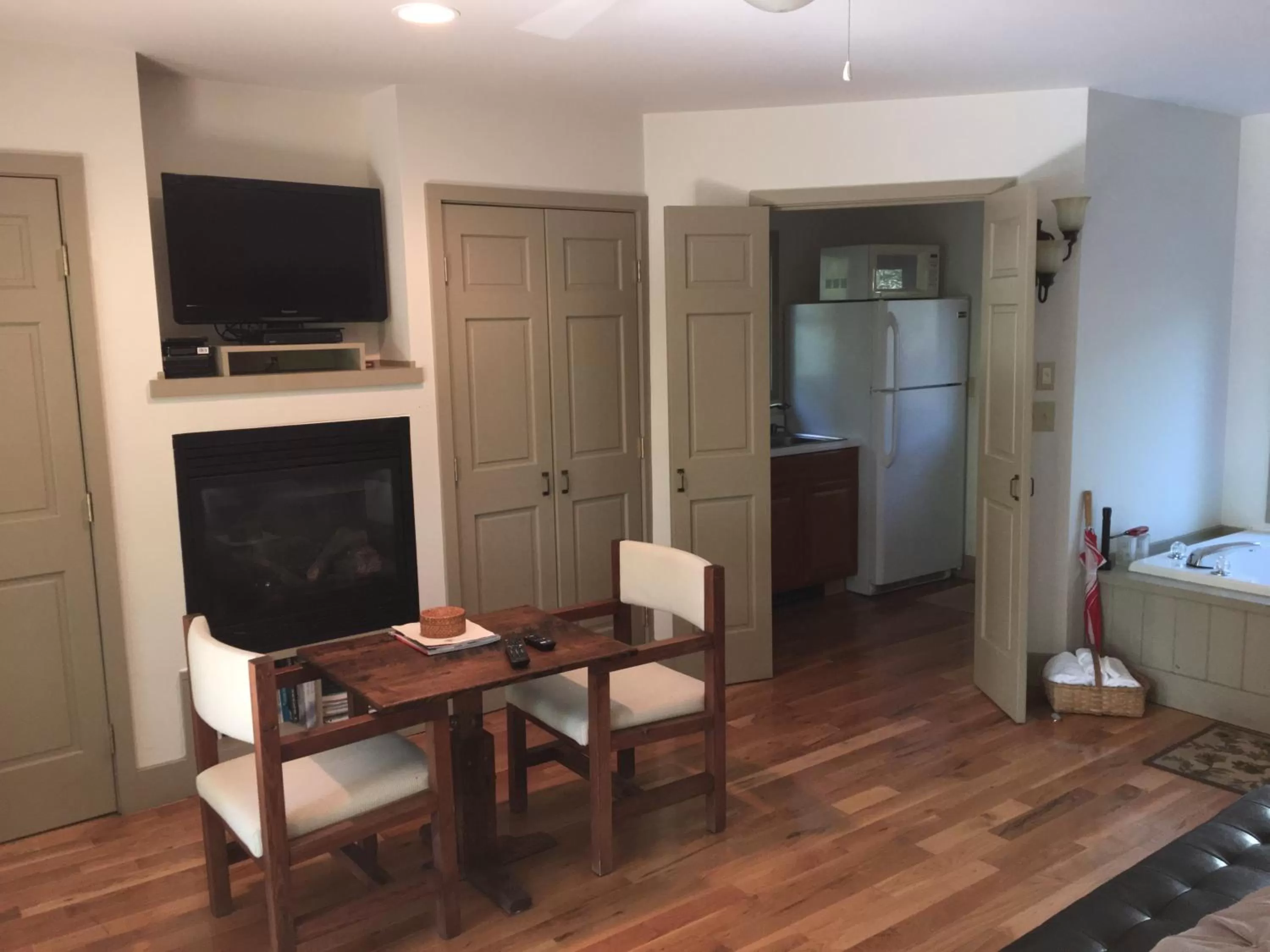 TV/Entertainment Center in River House Inn