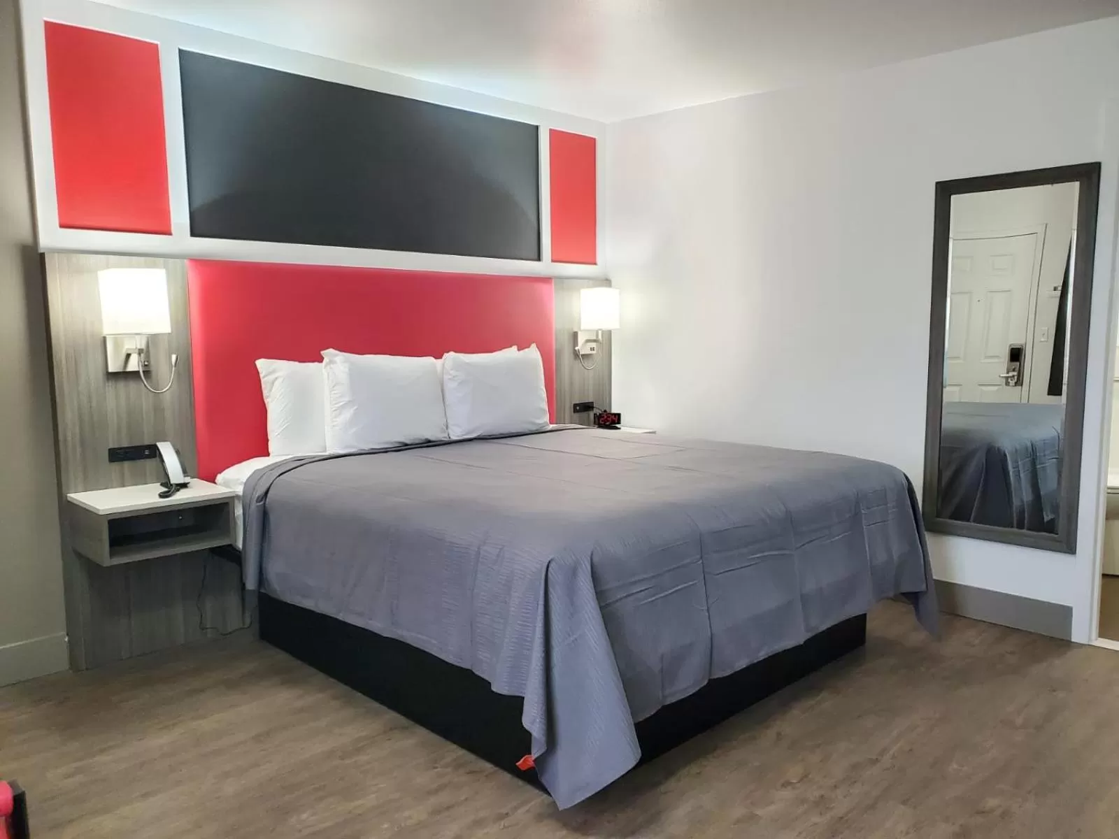 Bed in Seven Seas Inn & Suites