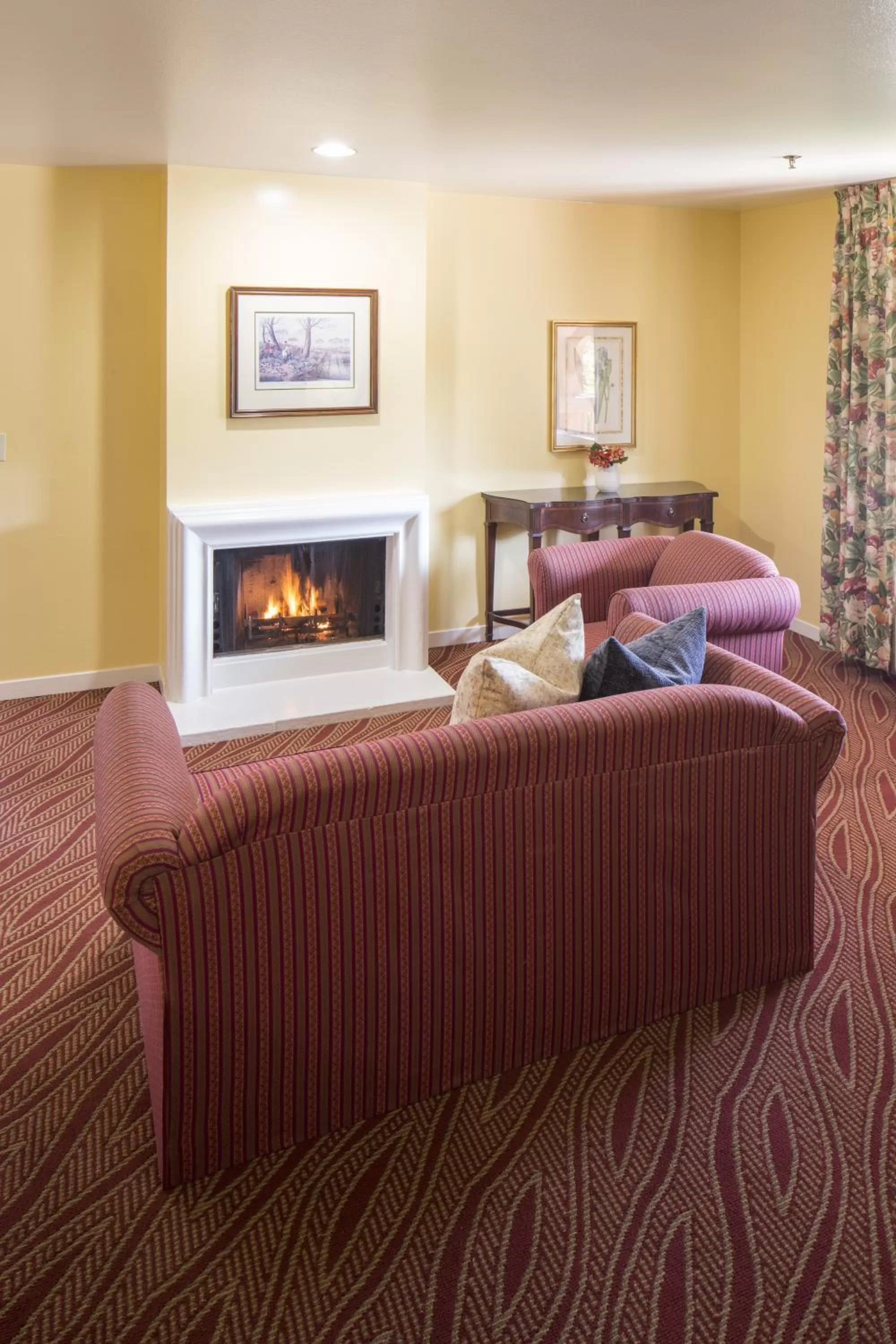 Seating area, Bed in Campbell Inn Hotel