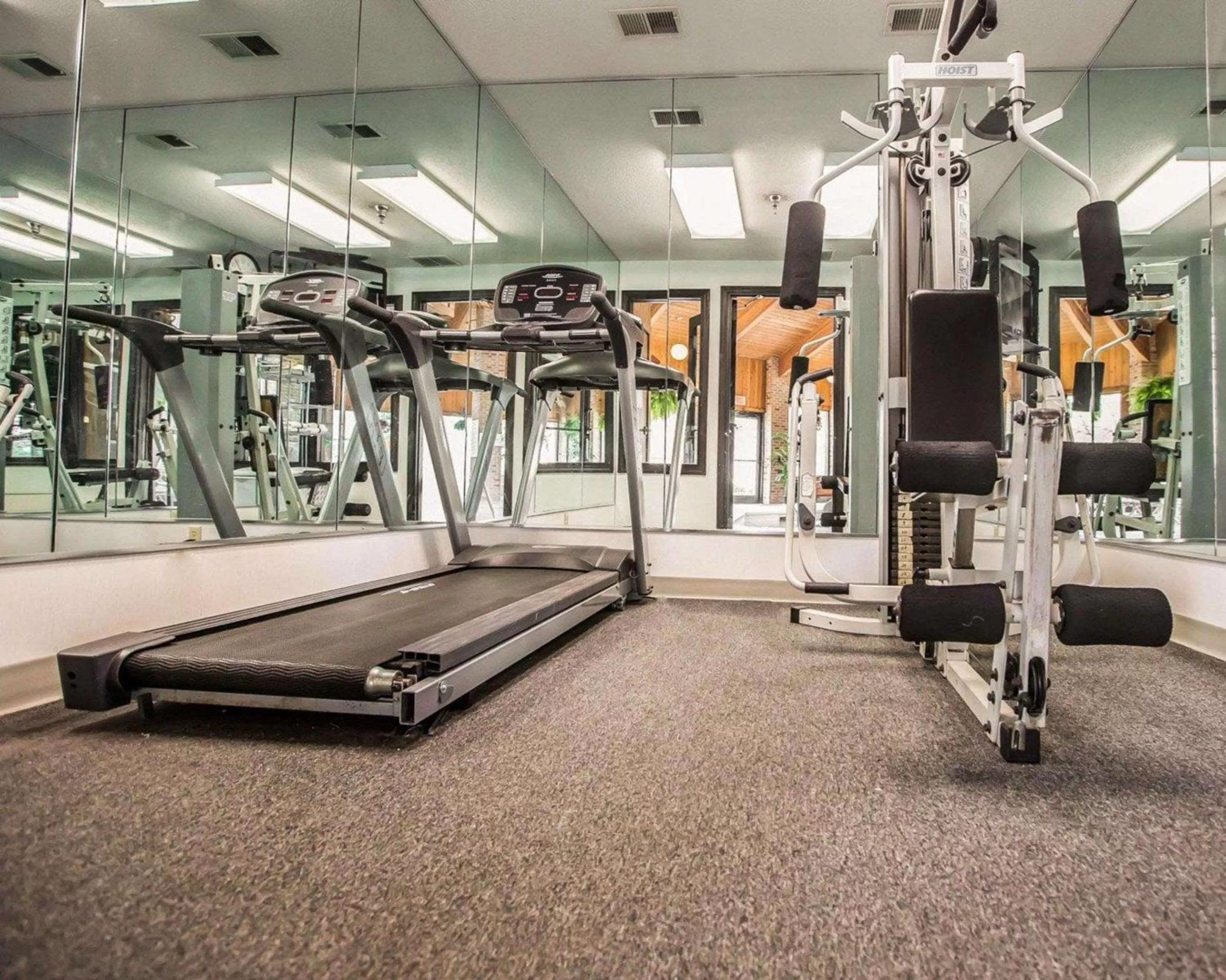 Fitness centre/facilities in Quality Inn Dundee